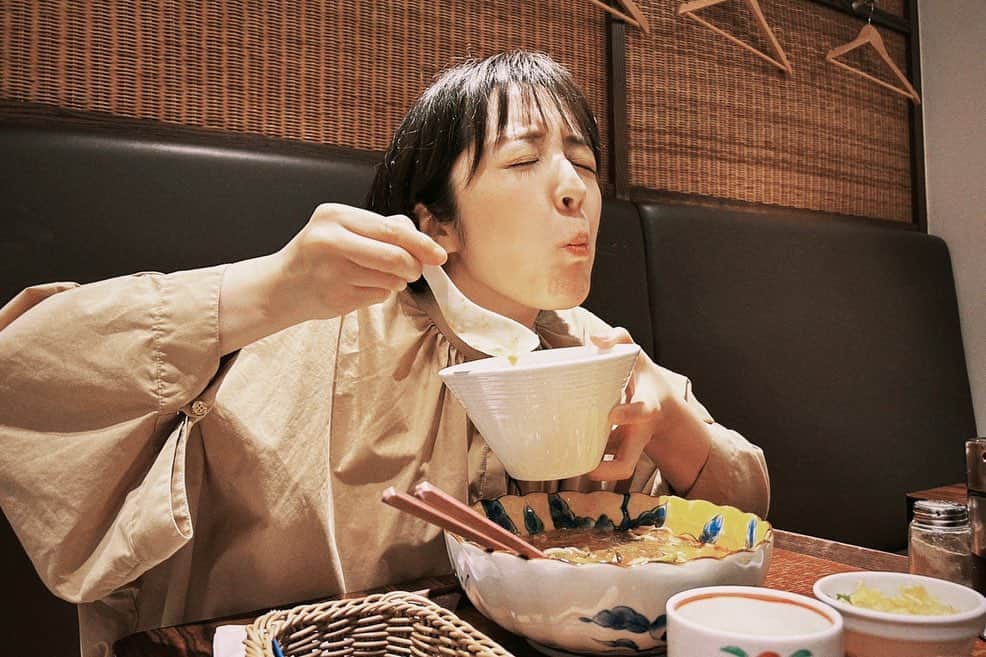 MBSアナウンサー公式さんのインスタグラム写真 - (MBSアナウンサー公式Instagram)「🍜 「TOROMI RADIO」のロケに 初めて行った藤林アナ。  美味しそうな 酸辣湯と一緒に 白いご飯を頬張ります。  美味しすぎて 無心になって食べているのが 写真から伝わってきますね！  美味しいご飯を食べて リポートするお仕事。 なんて幸せなんだ。 美味しい仕事とは まさにこのこと！  本人曰く 「しっかりと リポートできているか 分かりませんが、 オッケーと言われたので 大丈夫だと思います！」 のことです。  本当だな！！ 絶対オンエア聴くからな！ 「おいひー」しか 言ってなかったら お給料出さないように 人事に掛け合うぞ！ 羨ましいッ！  #アナウンサー #トロミラジオ #毎日やりたい仕事 #サンラータン #オラウータンみたいな顔して」5月14日 17時04分 - mbs.ana