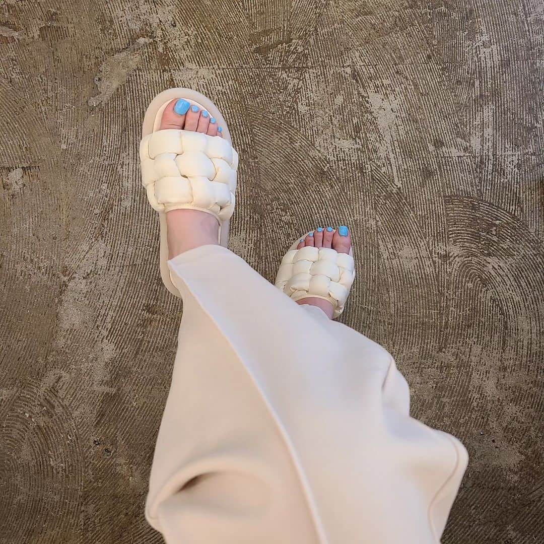 初美メアリのインスタグラム：「最近購入した👡🤍 かわよい、けどちと足いたい😂」