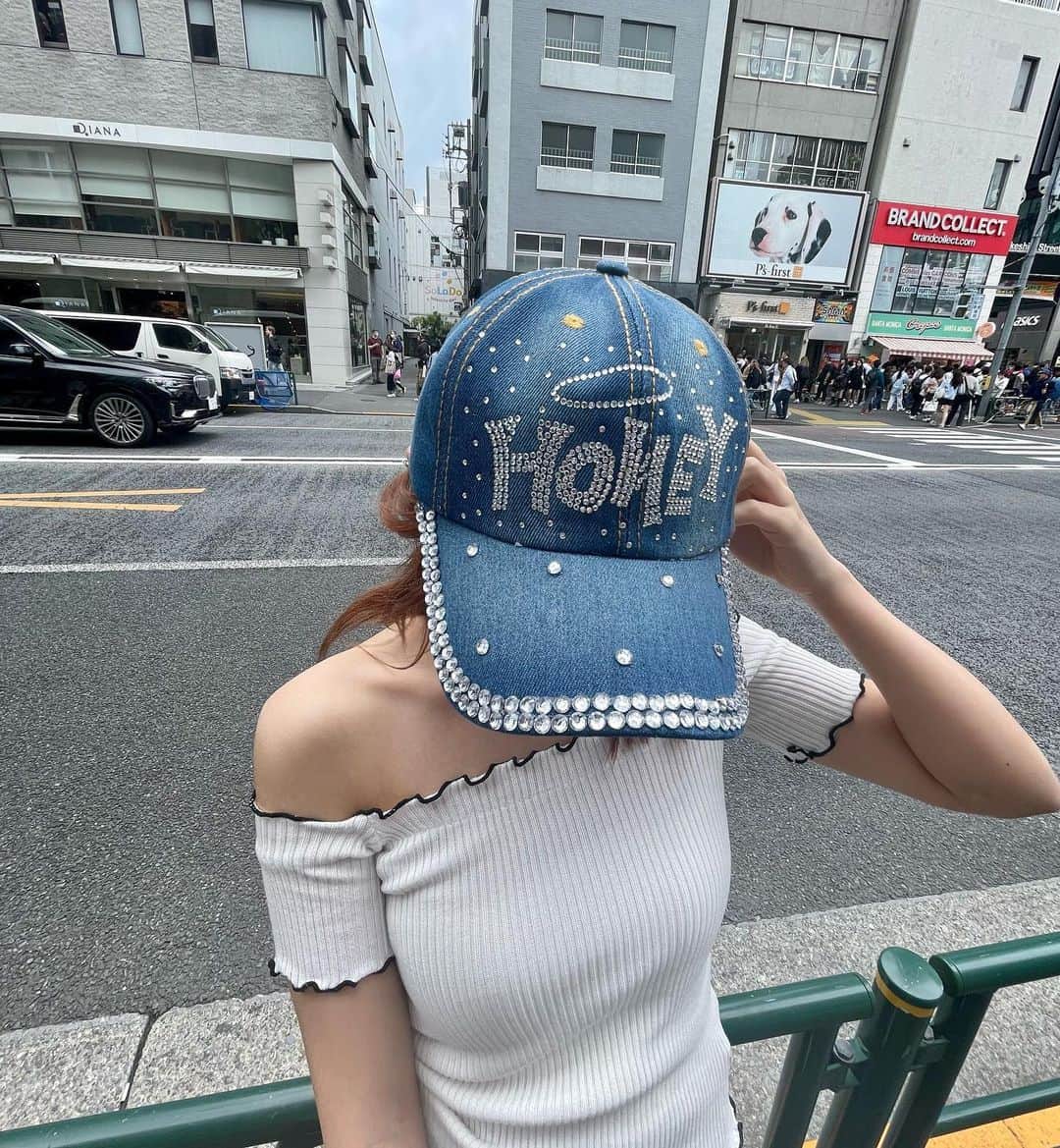 のインスタグラム：「💖Popular item💖  ＊bijou denim cap＊ 　¥2690[tax  in]  ＊off shoulder tops＊ 　4colors 　¥3390[tax  in]  これからの時期人気のアイテムです♡♡  皆様のご来店心よりお待ちしております✨ @nadia_corazon」