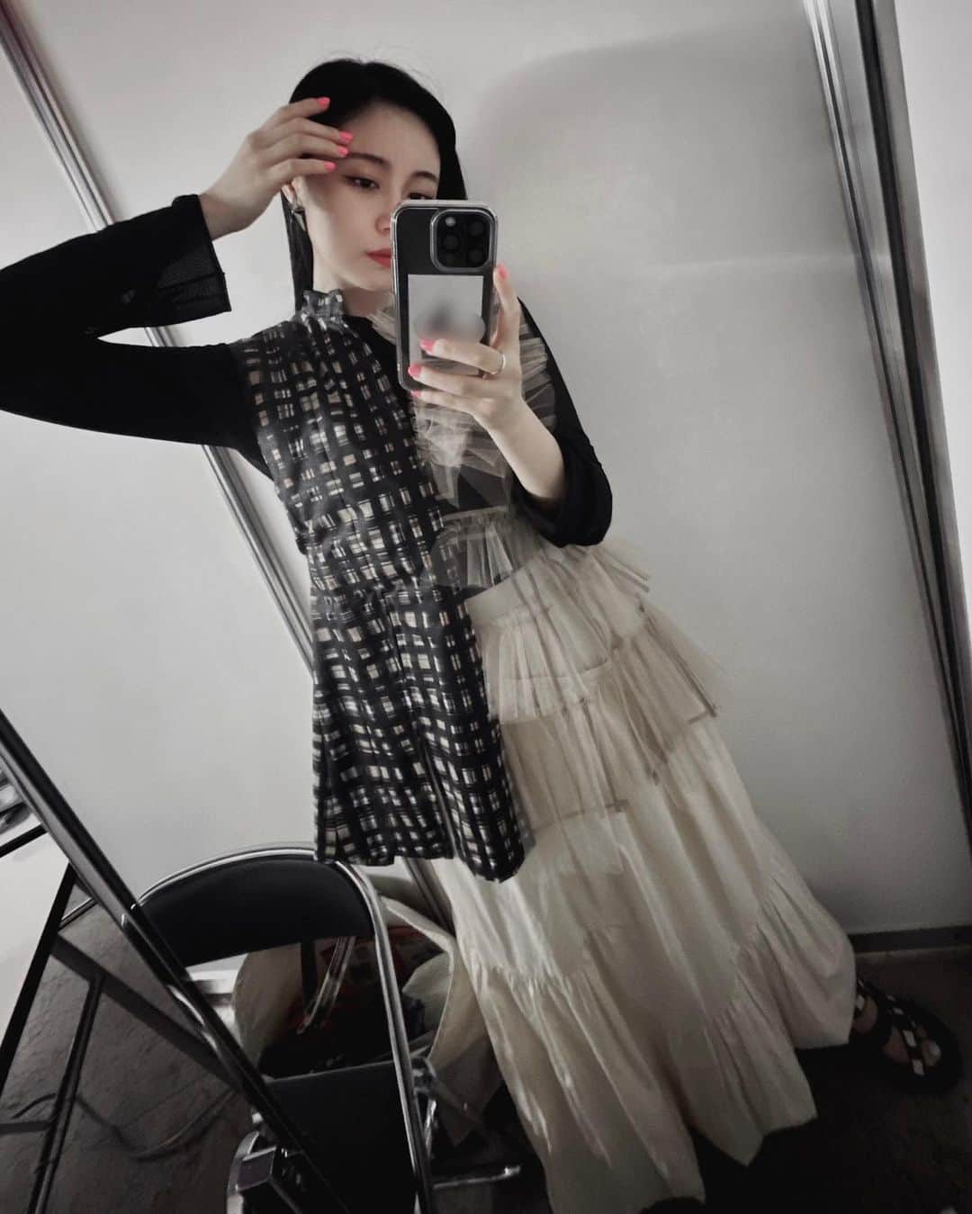 鷲尾伶菜のインスタグラム：「. stylist @tammyyy_stylist   tops @shiroma_official  skirt @public_tokyo  shoes @charleskeithofficial」