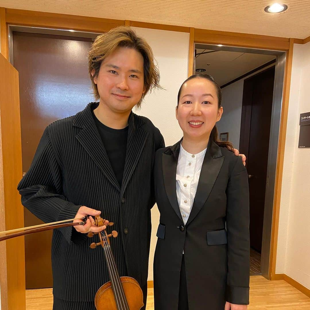 三浦文彰（ヴァイオリニスト）のインスタグラム：「We played enormous Elgar’s violin concerto yesterday and today! With great Mo.Nodoka Okisawa and Yomiuri symphony orchestra.   昨日、本日、エルガーの協奏曲でした！  今月、来月と演奏会はエルガー続きなので良いスタートをきることができました。 読響はなんと初めてエルガーを演奏したそうでした。 素晴らしいマエストロ沖澤、読響の皆さんありがとうございました😆 ‘Nobilmente ‘✨ 今の気持ちは、とりあえず美容院に行きたい。  第257回土曜マチネーシリーズ 2023 5.13/5.14 #東京芸術劇場  指揮＝沖澤のどか ヴァイオリン＝三浦文彰  エルガー：ヴァイオリン協奏曲 ロ短調 作品61 ワーグナー：楽劇「トリスタンとイゾルデ」前奏曲 R.シュトラウス：交響詩「死と変容」作品24  #沖澤のどか #読売日本交響楽団 #violinist#classicalviolin#piano#tokyo#japan#classicalmusic#music#wine#love#style#artist#life#conductor#クラシック#ヴァイオリン#ピアノ#ワイン#宮崎国際音楽祭 @forbesjapan @forbesunder30 @bmwjapan @rimowa @bape_japan」