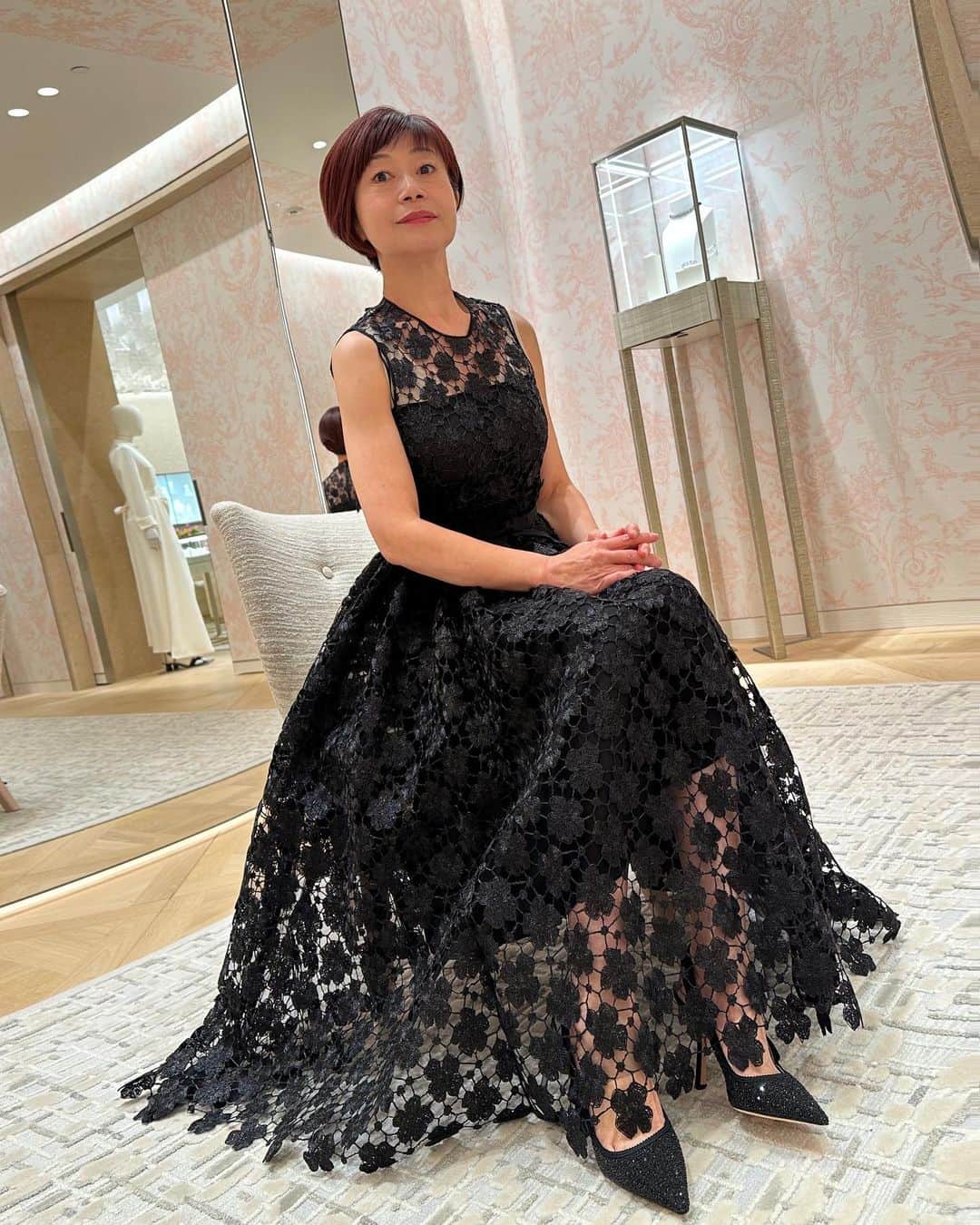 のインスタグラム：「5月14日  みなさん こんにちは  今日は 「母の日」  午前中に 母の顔を見に行きました  一番下の妹家族も来ていて まだ寝起きの母には ちょっと気の毒なくらい 賑やかな時間でした  ほぼ寝たきりの母の介護を 一人で頑張ってくれている すぐ下の妹に改めて感謝です 本当にありがとう  じつは 「男船」を作詞してくださった やしろ よう先生から 先日 「お父さんにお供えしてあげてね」と 有難いお気遣いの　 フラワーギフトをいただきました  その中から 母にもカーネーションを買わせていただき 「やしろ よう先生からいただいたのよ」と 話したのですが 最近の母は 「男船」のよう先生のことも 分からなくなってしまいました  切ないことですが よう先生の 変わらない優しいお気持ちに 救われる思いです  写真は 昨日久しぶりにお邪魔した 銀座Christian Diorでの一枚  こちらには 素晴らしいプロのスタッフがいらっしゃって 素敵なお洋服がたくさんあって やはり 素晴らしいです  お邪魔するたび 色々と 勉強になります  #母の日　#カーネーション　#ChristianDior #銀座」