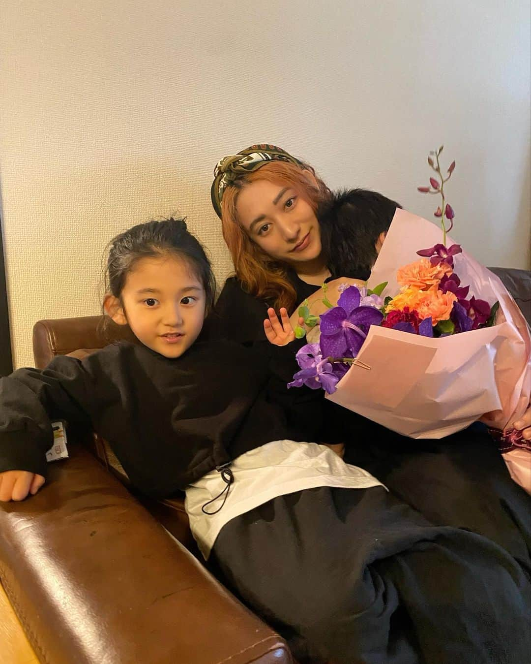 Saki さんのインスタグラム写真 - (Saki Instagram)「#母の日　 ありがとう💐🥹💕 ジョアン、リアン、 2人のママになれて嬉しいよ🌼 ジョアンが選んでくれたお花達は ムラサキやオレンジHappyな色合いでHappy💐💜🧡 かわいいの花束をありがとう💕  パパもありがとう🤗」5月14日 17時15分 - saki1011