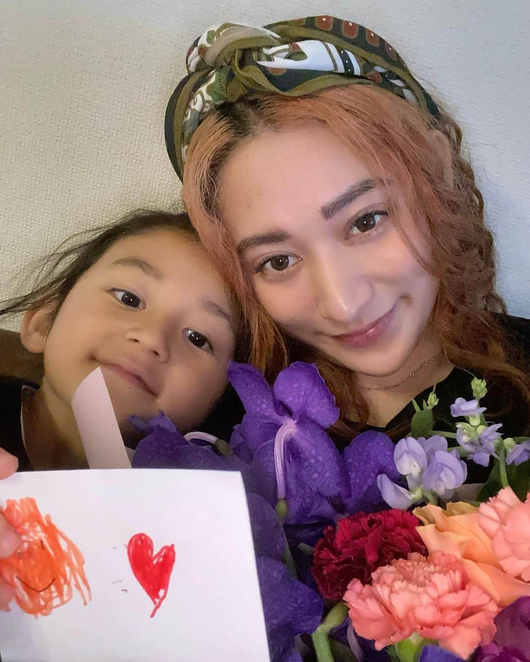 Saki のインスタグラム：「#母の日　 ありがとう💐🥹💕 ジョアン、リアン、 2人のママになれて嬉しいよ🌼 ジョアンが選んでくれたお花達は ムラサキやオレンジHappyな色合いでHappy💐💜🧡 かわいいの花束をありがとう💕  パパもありがとう🤗」