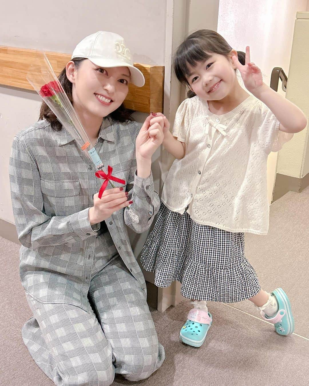 朝夏まなとさんのインスタグラム写真 - (朝夏まなとInstagram)「#こんにちはあるいはこんばんは  #博多座 公演、連日ありがとうございます！お客さまが楽しんでくださっている雰囲気を感じられる毎日です☺︎  今日は母の日。 終演後、アーニャちゃん４人からのカーネーションをいただきました！代表して、みーちゃん @miharu_izw から♡ 初めてもらえてすっっごく嬉しかったです😭ありがとね、アーニャちゃん！  写真撮ったあと、「ドッキリ大成功ー‼︎」と言いながら踊ってたみーちゃんが可愛すぎて全世界に配信したかったです笑。  舞台に立つのに年齢なんて関係なく、みんなプロフェッショナルなアーニャちゃんたち。日々大事なことを学ばせてもらっています。あと1週間かけがえない時間を過ごせることが幸せ。 ラストウィーク、お見逃しなく😎  #ちちのえらいひと #シルヴィア #ハンドラー #ミュージカルspy #朝夏まなと   #ハンドラーポーズ 載せてくれてありがとう！全部見てるよー✨」5月14日 17時25分 - asaka_manato_official