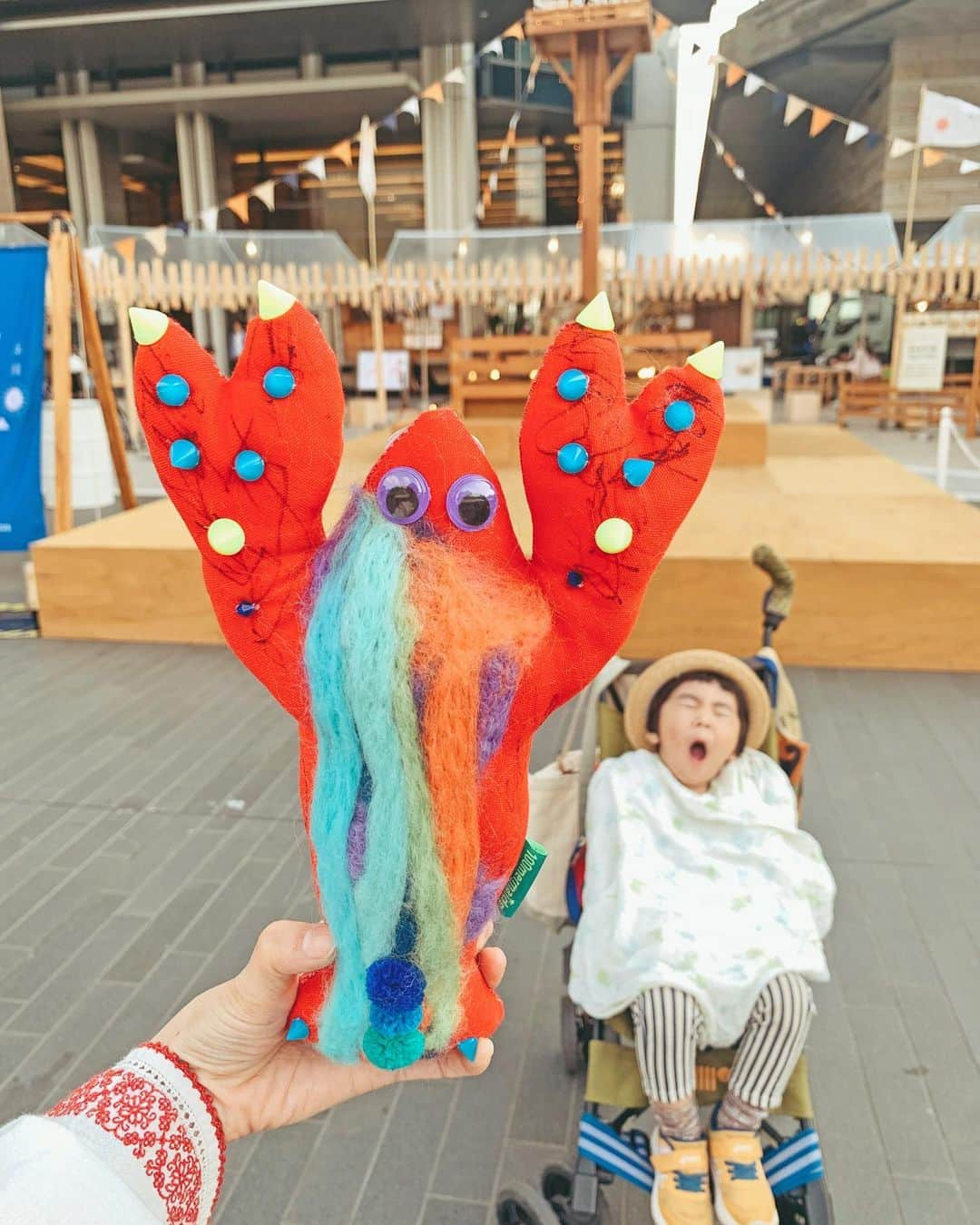 むらたさきさんのインスタグラム写真 - (むらたさきInstagram)「🦞🦞 ． GWのイベントで、 サンちゃん👦が心奪われた @100mermaids さんのぬいぐるみ作りブース🧸🪡にて、 《チョコザリガニ》を作りました♡♡ つたわれ〜 ↑ 命名も👦🗣️ (チョコ食べたかった気持ち全面に出た🍫🤣？) ． ． 色んな形のぬいぐるみベースがあって、 その中から好きなものを選んで、 装飾したり、絵を描いたり〜と自由に仕上げていくもので、 ． 👦は羊毛フェルトが気に入って 青、紫、オレンジ〜と自分で順番を決めて、 母が一緒に手伝いながらパンチニードル🪡で縫い付けたり、 おなかと背中にマジックで絵を描いたり✍️ ． ． 途中からウトウトと睡魔に襲われ😪💤 “ここにこれを付けて、これはこうして〜”と 配置を決めてもらって、 いざ、夢の中へ〜〜🙌😴 (3枚目🎬) ． #sunnybrothers_movies ． ． ． あとは、母ちゃんひたすら チクチク縫って無事完成🥰🦞🪡🧵 ． 2時間強かかったけれど、 夢中で作業出来てこれはこれでいい時間でした🤣👍♡ ． ． ． 出来上がった🦞を渡すと、 寝起きで大あくびしながらも抱きしめて帰宅🥰🏃‍♂️ (8枚目) ↑ ハサミの先に 尖ったビーズたくさん付けたもんだから、 抱き心地チクチクやけども〜😆✂️ ． ． ． 帰ってから、 👦「このポンポンは、やっぱり付けない」と、 パーツを3つ外して、 《チョコザリガニ》完成🦞✨ (5枚目) ． ． 色んなことへのこだわりが強くて、 余裕のない時はめんどくさい…と思ってしまうこともあるけど😂🙊㊙️、 貫きたい自分の思いがあるのはいいことだ😘🎖️ ． 思い描いたぬいぐるみが作れてよかったね🪡☺️👍 ． ． ． お下がり通園バッグも、 ポケモンワッペンをたくさん縫い付けてパワーアップ💼🪡🧵 (7枚目) ． かっこいい🕺を追い求めはじめた3歳児👦🩵、 大喜びしてくれました♡♡ ． ． ． ． ． ． ． ． ． ． #9歳 #7歳 #3歳 #三兄弟 の三男👦 ． #こどもとおでかけ　 #こどもアート #ザリガニ #イラストレーター」5月14日 17時20分 - muratasaki