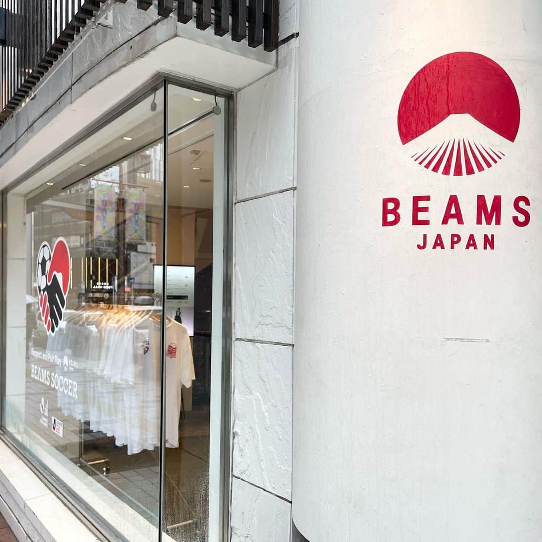 BEAMS JAPANさんのインスタグラム写真 - (BEAMS JAPANInstagram)「【BEAMS SOCCER】  5月15日（月）はJリーグの日！  Ｊリーグの30年を振り返るギャラリー展示や コラボ商品の販売など、 「ビームス ジャパン」各店で 日本のサッカー文化を盛り上げる 『BEAMS SOCCER』プロジェクト第一弾がスタート！  名試合や歴史的瞬間を振り返りながら 世代を超えて感動を共有できる “Ｊリーグマニアの部屋”が 「ビームス ジャパン」（新宿5F）店内に登場！  5月29日（月）まで、「ビームス ジャパン」 （新宿5F）では Ｊリーグの30年を振り返る映像や コレクターズアイテムを見て楽しめるギャラリーと、 全60クラブのユニフォームの展示、 限定コラボ商品の販売コーナーが登場します。  なお、ギャラリーは3Dスキャンによる 360°画像でオンライン公開中です。  GWのお出かけに、 または盛り上がるアニバーサリーイヤーの記念に、是非ご来店ください。  ーーーーーーーーーーーーーーーーーーーーーー  また、「ビームス ジャパン」（新宿1F）では Ｊ１18クラブの『Ｊリーグキング』Tシャツを、 そして30年前にＪリーグが開幕した 記念日である5月15日（月）より 新たにオリジナル『Ｊリーグキング』Tシャツを、 それぞれ数量限定で店頭にて販売します。  ーーーーーーーーーーーーーーーーーーーーーー  【開催期間】 〜5月29日（月）  【開催店舗】 ビームス ジャパン（新宿1F） ・60クラブ分のコラボレーションTシャツの展示、ご注文受け付け、一部（Ｊ１クラブ18種）数量限定にて店頭販売  ・オリジナル『Ｊリーグキング』Tシャツを数量限定にて店頭販売  ・各地の銘品とサッカーをかけ合わせた商品の販売  ・一部のクラブコラボレーションTシャツの展示、全種ご注文受け付け  ・各地の銘品とサッカーをかけ合わせた商品の販売  詳しくはこちらから！ https://www.beams.co.jp/news/3531/ 🔗→@beams_official ストーリーズハイライト”J league30th”より  ※商品についてのお問い合わせは DM、又はお電話にて承っております。  お問い合わせ電話番号 BEAMS JAPAN 1F ☎︎ 03-5368-7314  ーーーーーーーーーーーーーーーーーーーーーー  #beams  #beamsjapan  #beamsjapan1st  #ビームス #ビームスジャパン #日本製 #madeinjapan #日本の銘品 #Jleague #Jleague30th #J30 #Ｊ３０ #Jリーグ #Ｊリーグ #Jリーグ30周年 #Jリーグ30周年コラボ #beamssoccerproject #beamssoccer #ビームスサッカー」5月14日 17時26分 - beams_japan