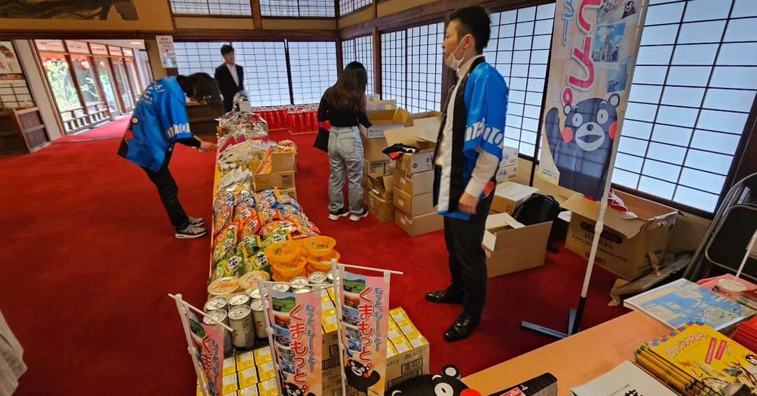 竹内弘一さんのインスタグラム写真 - (竹内弘一Instagram)「#京都こども宅食プロジェクトコンサート 無事に午前午後ともに終了することが できました。多くのみなさまの協力が なければ、祇園甲部歌舞練場で開催することなど到底できませんでした。 私たちの開催趣旨にご共鳴いただき このようなイベントを開催できるのが 京都の底力です。 京都市に住めば伝統芸能にもクラシックにも 親しむことができる！こどもたちの 感受性が豊かになる！ということを 少しでも体感いただきたいという思いも ありました。 私たちにできることは限られていますが、 一歩を踏み出すことが大切だと思います。 その輪が広がれば、人口が一年で 1万人以上減ることもなければ、 大ピンチも飛躍のチャンスに変えることが できるのではないでしょうか？  #京都こども宅食プロジェクト #こども宅食 #祇園甲部歌舞練場 #クラシックコンサート #こどもの貧困 #京都ならできる！」5月14日 17時27分 - takeuchi_koichi