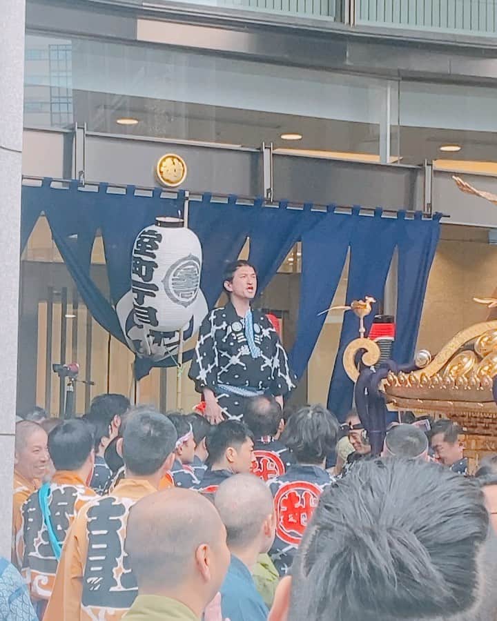 内田滋のインスタグラム：「いつもお世話になってる、三越なのに丸井さん。 そこのトップ、店長になられるって凄すぎますね。  後ろ姿もカッコいい！  #日本橋三越本店 #350周年 #いつもありがとうございます」