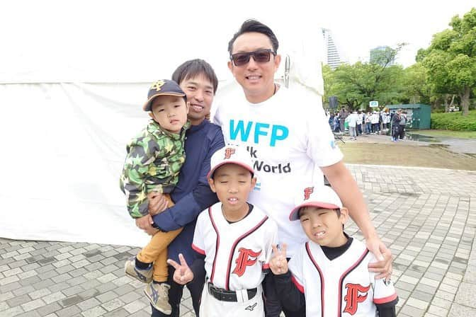 川﨑宗則さんのインスタグラム写真 - (川﨑宗則Instagram)「wＦP ウォーク　ザ　ワールド　2023 にて！参加費の一部が、世界中の子供達の給食費になる🥹素晴らしいイベントを16年やってます！日清フーズさんが協賛🍜してくれてます🤓みんな、笑顔がキラキラ⭐️💫していて、可愛かった😘😘また、来年もウォークザワールド🗣️言いたい😜チェチェチェチェスト！」5月14日 17時42分 - mune.kawasaki.official