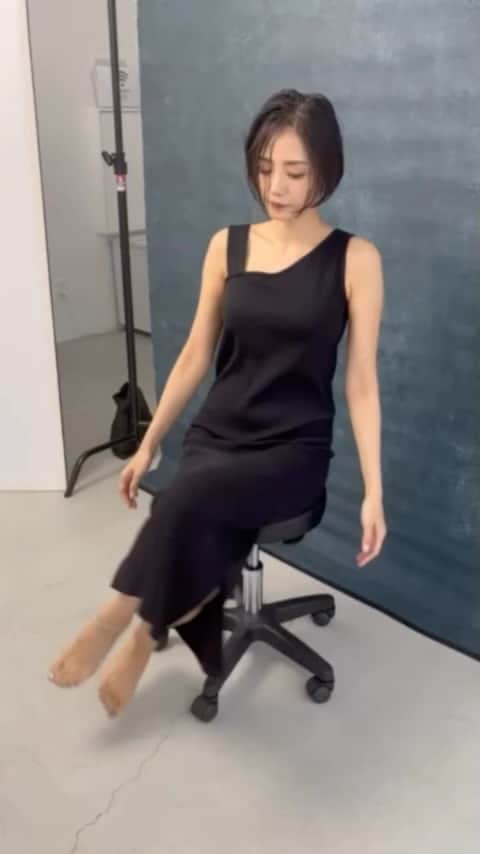 片山萌美のインスタグラム：「🖤  初めての京都イベント #片山萌美写真集M  丸善京都 5月20日17:00から！ 地下2階特設会場にて  写真集を丸善京都さんで ご購入の方にもれなく サイン、そして片山さんと握手！！ やっと握手解禁です🤝  電話予約もできるし 当日券あり！！！！！ なので、みなさまぜひ お越しください🫶  詳しくはこちらから！ https://honto.jp/store/news/detail_041000077849.html?shgcd=HB300」