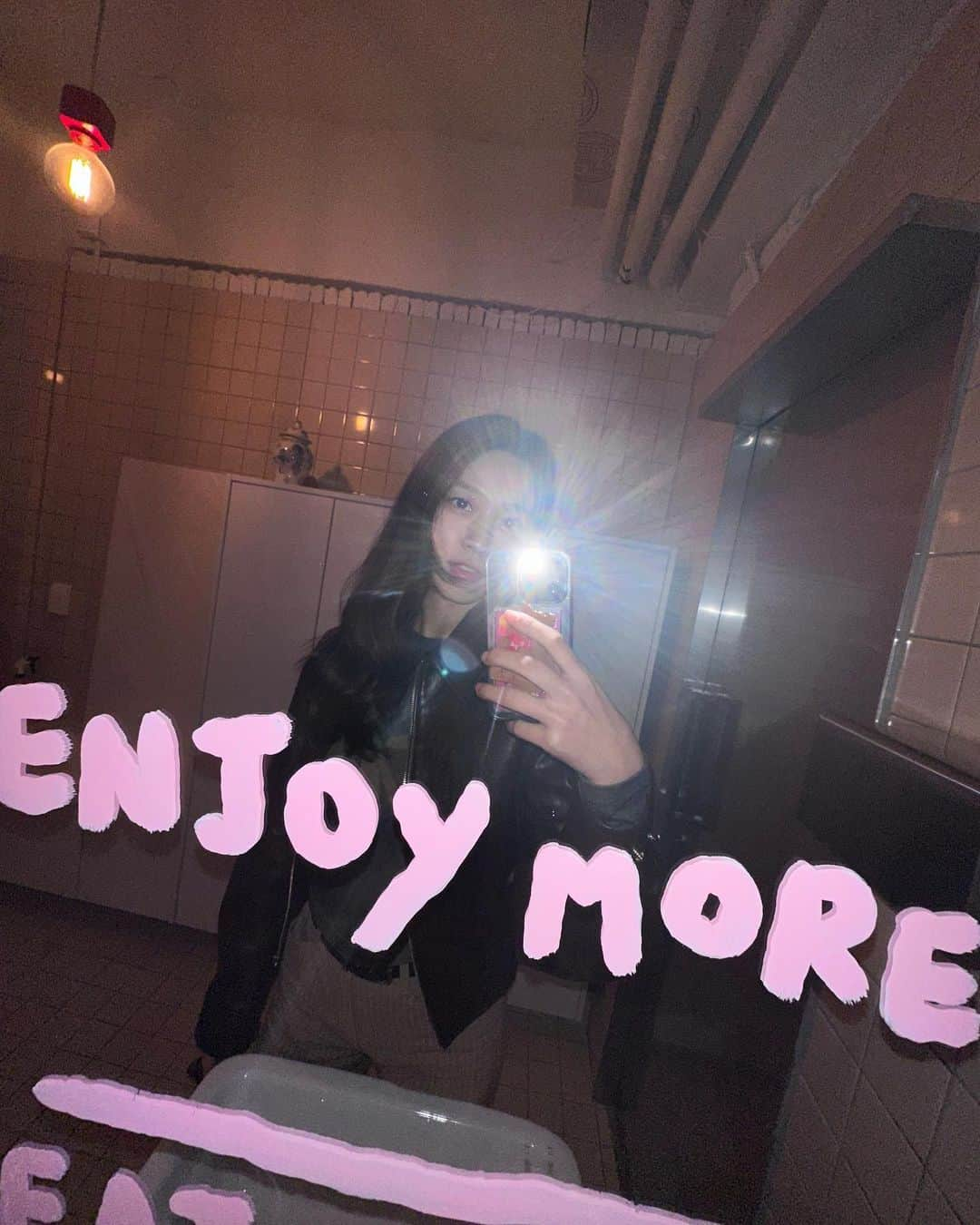 ソリョンのインスタグラム：「ENJOY MORE」