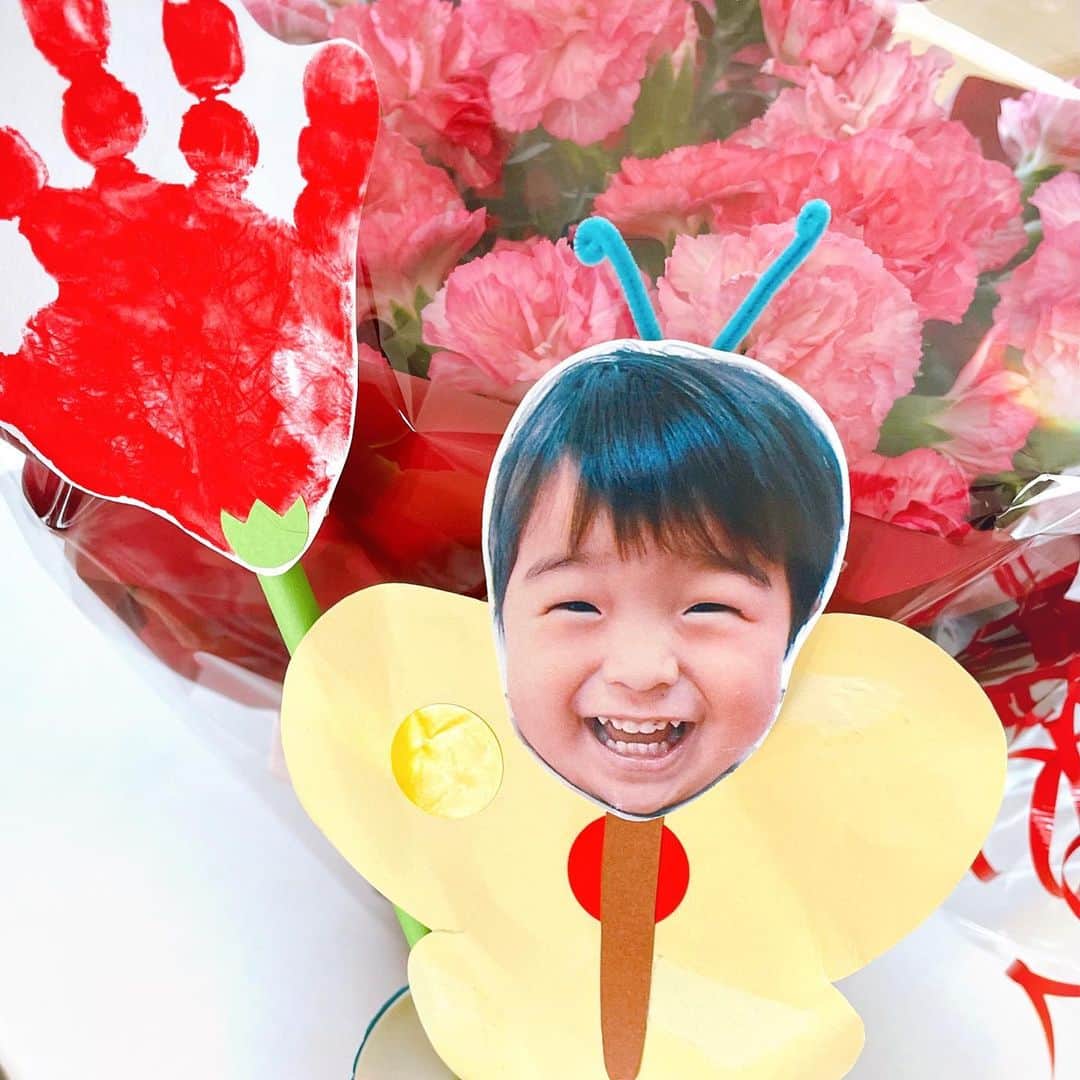 いわさきふきこ さんのインスタグラム写真 - (いわさきふきこ Instagram)「手形のカーネーションと、蝶になった息子。保育園の先生方のおかげで、嬉しい母の日になりました🥰  #母の日製作」5月14日 17時37分 - fukikoiwasaki