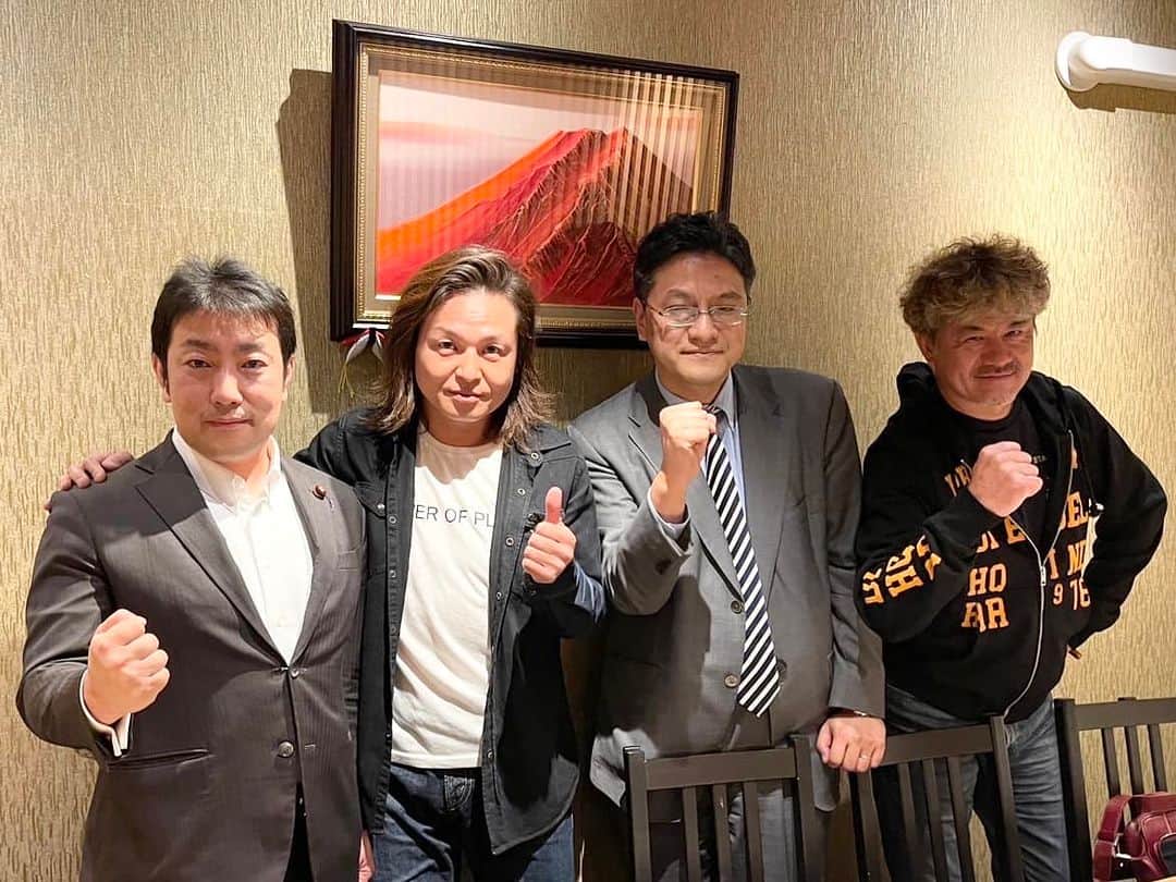 のインスタグラム：「【"1/3の純情な感情"は青春そのもの🎤】 ロックミュージシャンの #DAITA さんと歴史学者の #倉山満 先生、そして地元の偉大な先輩たちと深夜まで政治談義🍻 #SIAMSHADE の"1/3の純情な感情"は私たち世代の青春そのものでした😂🎶 皆様、有意義な時間をありがとうございました😊🙏」