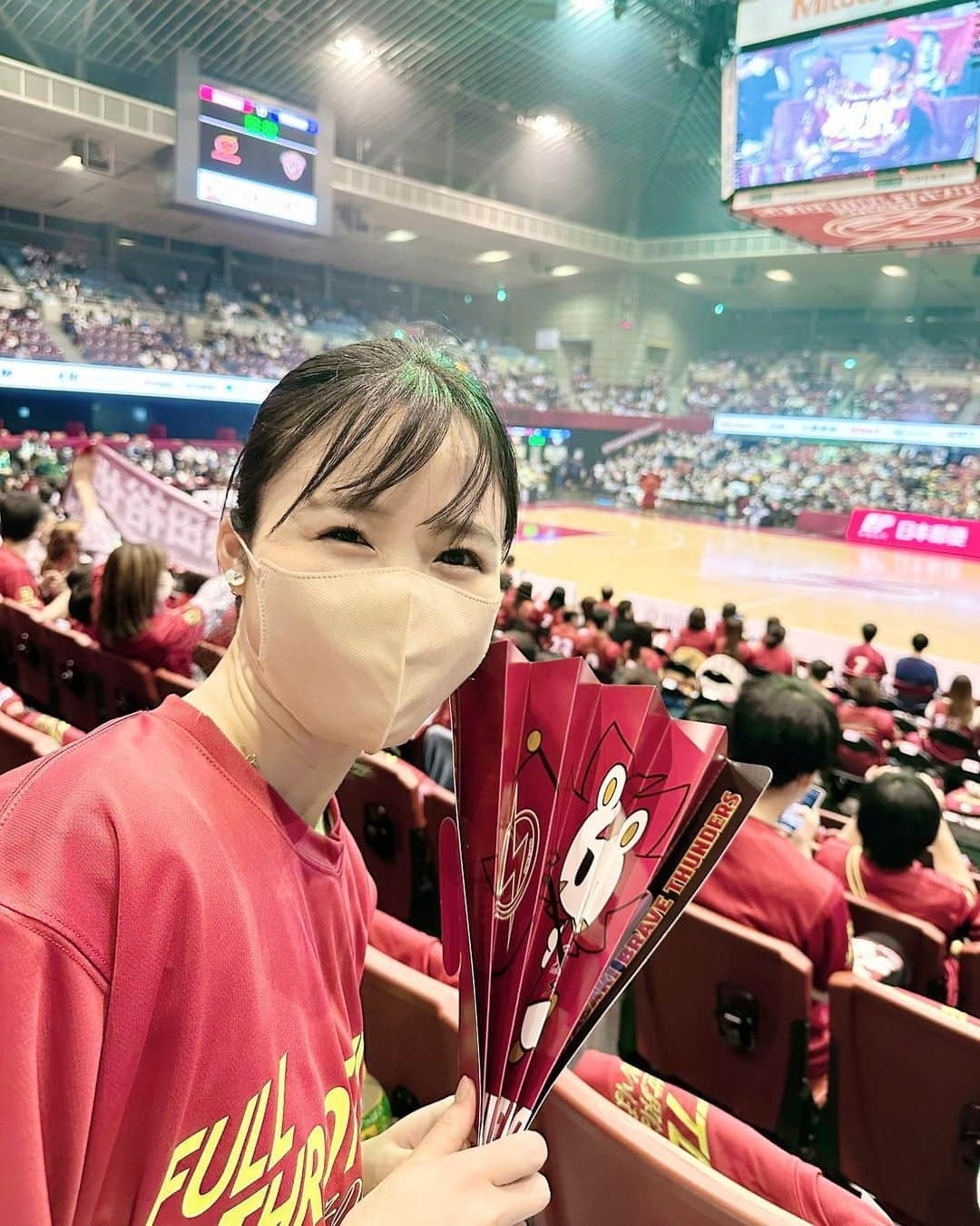 田中碧のインスタグラム：「【Bリーグ観戦】 ⁡ Bリーグチャンピオンシップ👑 ⁡ きのうアメブロにも載せましたが... 神奈川ダービー、観戦してきました🏀 ⁡ 今日も熱い戦いになっている模様！ がんばれーぇ！！！！！  LOVEかわさきで篠山選手に 田中はなかなか試合に来てくれない と言われてしまったので行けてよかった🤣  ⁡ ⁡ #バスケ #バスケ観戦 #バスケットボール #Bリーグ #Bリーグ観戦 #川崎ブレイブサンダース #チャンピオンシップ #田中碧 #basketball #🏀 ⁡」