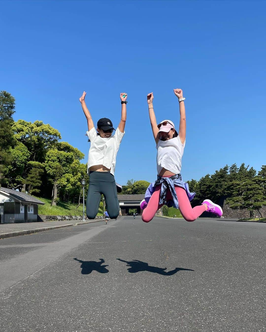 坪井ミサトさんのインスタグラム写真 - (坪井ミサトInstagram)「皇居10kmゆるらん🏃‍♀️☀️  最近益々走る事が楽しいと感じる♡  走り終わった後のスッキリ感がたまらないのと、 お友達と世間話しながら走る時間が好き☺️ この日は　@saachi_10 と😘 いつもありがとう！！  今まであまりやっていなかった スピード練習やりたい欲が出てきたので 練習誘ってください🥹笑  ランでも使える白Tは @rue_harkha 🤍  #run #running #ランニング #jogging #皇居 #morningrun #朝活 #マラソン #フルマラソン #sport」5月14日 17時43分 - misato1030