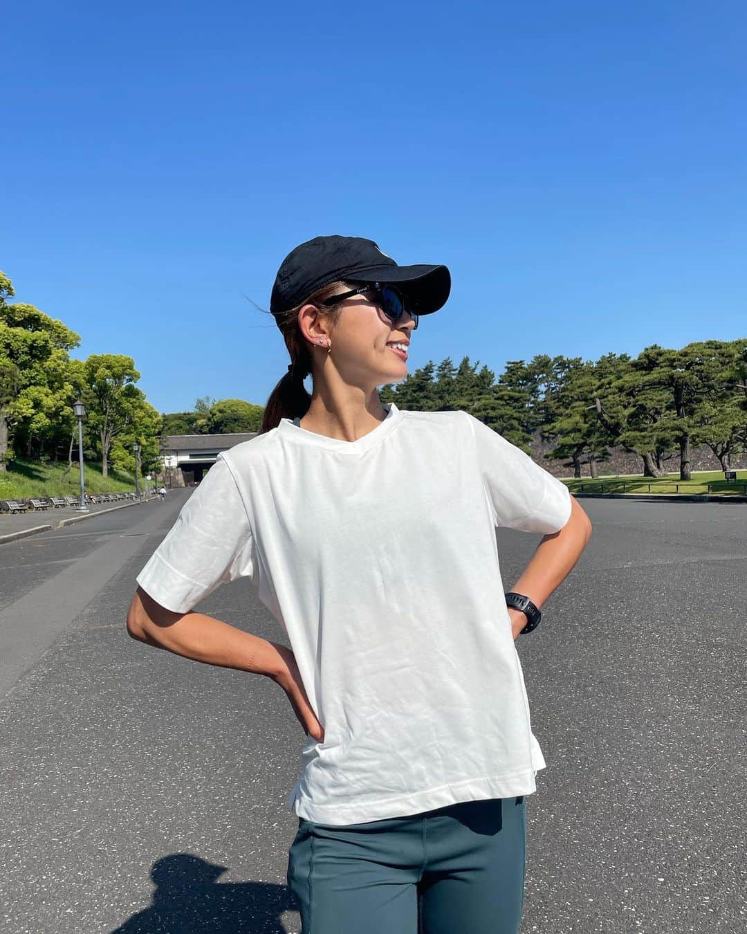 坪井ミサトさんのインスタグラム写真 - (坪井ミサトInstagram)「皇居10kmゆるらん🏃‍♀️☀️  最近益々走る事が楽しいと感じる♡  走り終わった後のスッキリ感がたまらないのと、 お友達と世間話しながら走る時間が好き☺️ この日は　@saachi_10 と😘 いつもありがとう！！  今まであまりやっていなかった スピード練習やりたい欲が出てきたので 練習誘ってください🥹笑  ランでも使える白Tは @rue_harkha 🤍  #run #running #ランニング #jogging #皇居 #morningrun #朝活 #マラソン #フルマラソン #sport」5月14日 17時43分 - misato1030