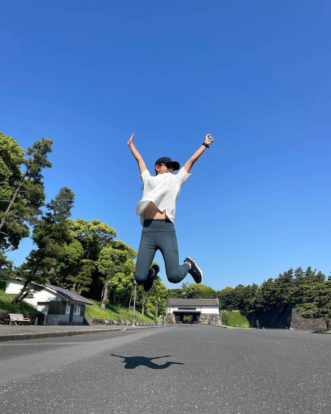 坪井ミサトさんのインスタグラム写真 - (坪井ミサトInstagram)「皇居10kmゆるらん🏃‍♀️☀️  最近益々走る事が楽しいと感じる♡  走り終わった後のスッキリ感がたまらないのと、 お友達と世間話しながら走る時間が好き☺️ この日は　@saachi_10 と😘 いつもありがとう！！  今まであまりやっていなかった スピード練習やりたい欲が出てきたので 練習誘ってください🥹笑  ランでも使える白Tは @rue_harkha 🤍  #run #running #ランニング #jogging #皇居 #morningrun #朝活 #マラソン #フルマラソン #sport」5月14日 17時43分 - misato1030