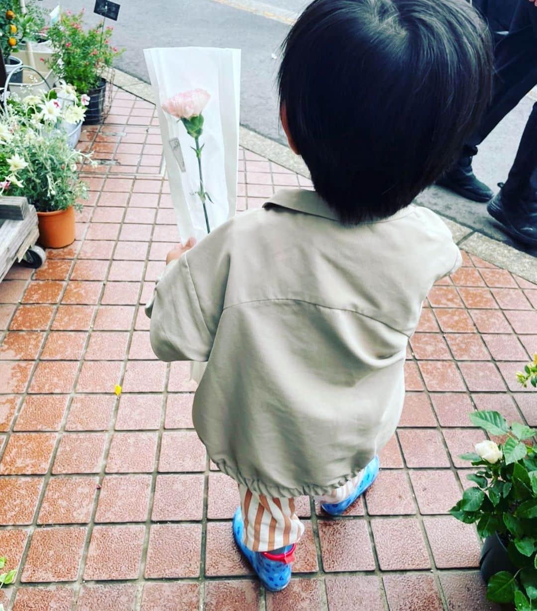 川田裕美のインスタグラム：「息子がこの色を選んでくれたそうです☺️💐ありがとう！ いつもニコニコしているママではないけれど、愛情は思いっきりそそいでいくからね😘 これからもよろしく！👨👦👧  #母の日」