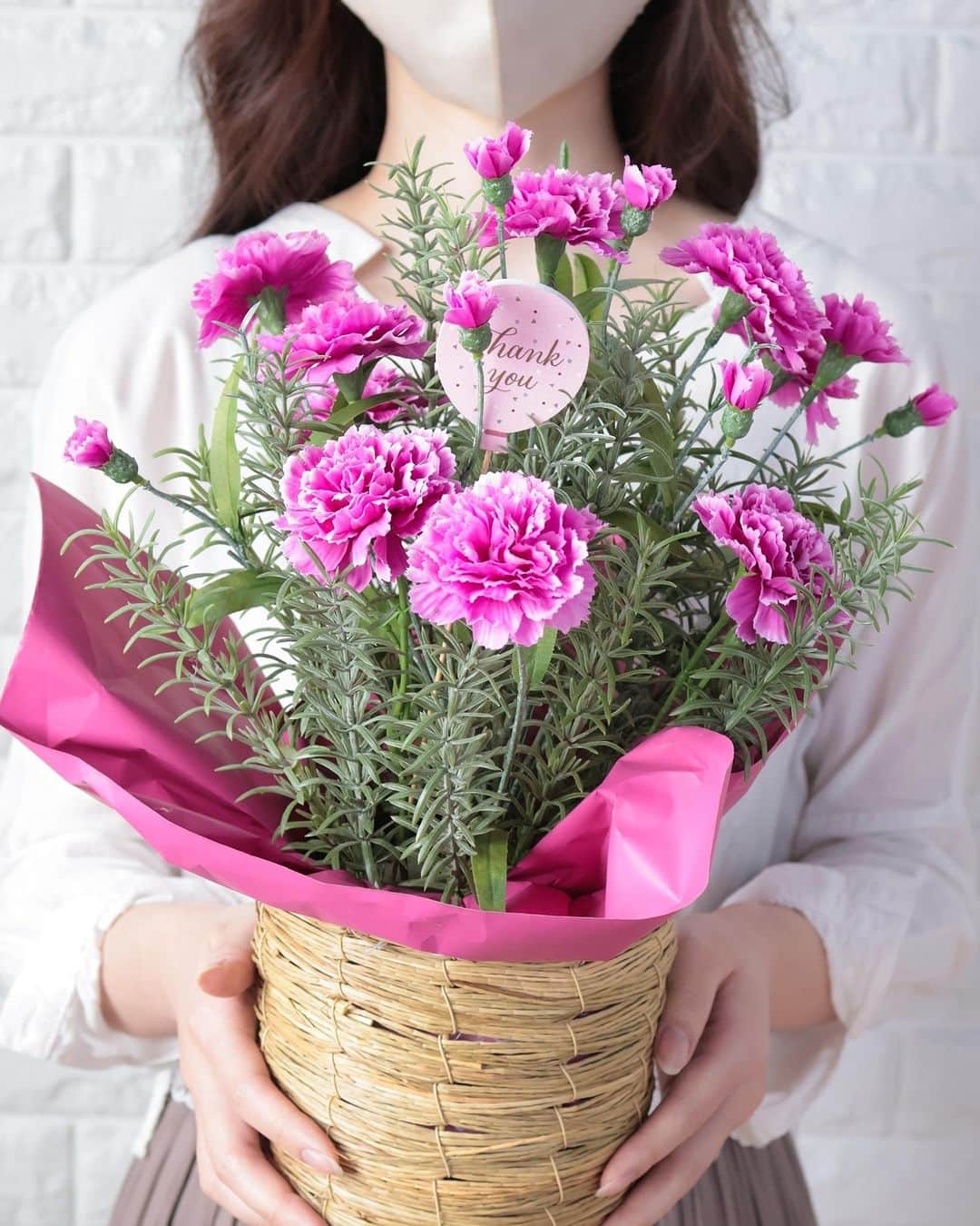 東京堂アーティフィシャルフラワーMAGIQさんのインスタグラム写真 - (東京堂アーティフィシャルフラワーMAGIQInstagram)「@magiq.jp ◁他の投稿はこちら💐 アーティフィシャルフラワーがたくさん！  【アーティフィシャルフラワーで季節をめぐる】  ～🌹Mother’s day🌹～  今年の「母の日」は5月14日。 母の日はやっぱりお花！ お母さんに日頃の感謝を込めて お花を贈りましょう。 お花を見たらお母さんの笑顔は咲き誇ります。 お花はそんな不思議な力をもっています😄  【ラベンダーピンク】 FM002565 050 ジュディカーネーション FM002568 050 ルイカーネーションピック FG006001 ガーデンローズマリーブッシュ KA364014 シーグラス寸胴バスケット　Ｌ ZP009900 サンキューバルーンピック RA008676 084 マットカラーズ 【ビューティー】 FM002565 016 ジュディカーネーション FM002568 016 ルイカーネーションピック FG006001 ガーデンローズマリーブッシュ KA364014 シーグラス寸胴バスケット　Ｌ ZP009900 サンキューバルーンピック RA008676 018 マットカラーズ  ◉Follow Me！◉ 👉@magiq.jp ＿＿＿＿＿＿＿＿＿＿＿＿＿＿＿＿＿＿＿＿＿＿＿＿＿  #MAGIQ #MAGIQのある暮らし #東京堂 #造花 #アーティフィシャルフラワー #アーティフィシャルフラワーアレンジ #フラワーアレンジメント #flowers #artificialflower  #母の日 #母の日フラワーギフト」5月14日 17時49分 - magiq.jp
