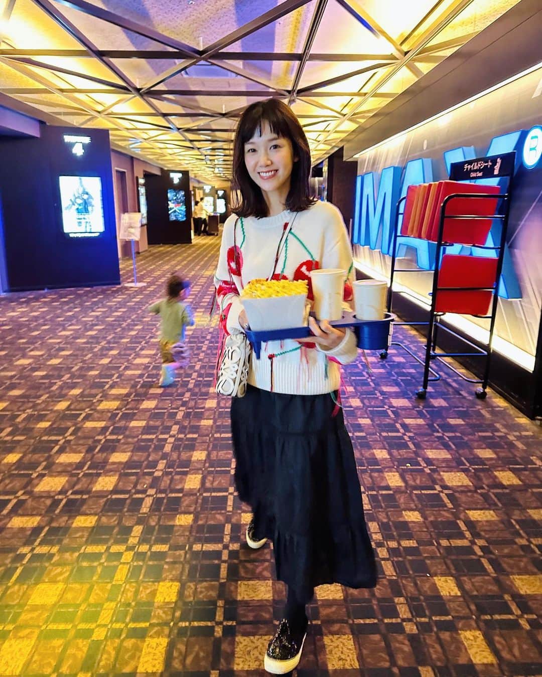 のインスタグラム：「初めて家族4人で映画館へ🍿 長女リクエストのドラえもん。知らなかった、ドラえもんの映画があんなに感動するなんて。堪えきれず涙を垂れ流してたら長女が心配してティッシュくれた🥲  "完璧になんて、ならなくていい！ だって、これが僕だから。"  2時間のストーリーの中できっと最も 子供たちに届けたいメッセージ。 伝わってきて胸に響いた✨  できることもできないことも 好きなことも嫌いなことも あるから自分。  完璧より未熟が魅力的だなんて 人間てなんて深くて愛おしいんだろう。  家で何気なく見ていたドラえもんの映画に涙を拭っていた長女。 今回の映画で私もドラえもんにハマりそう、この子と一緒に他にも観ながら心を育んでいきたいです。🎬  （ちなみに次女は1時間で退場。 まだ早かったね😂パパありがとう）  . #映画館 #子連れ映画」