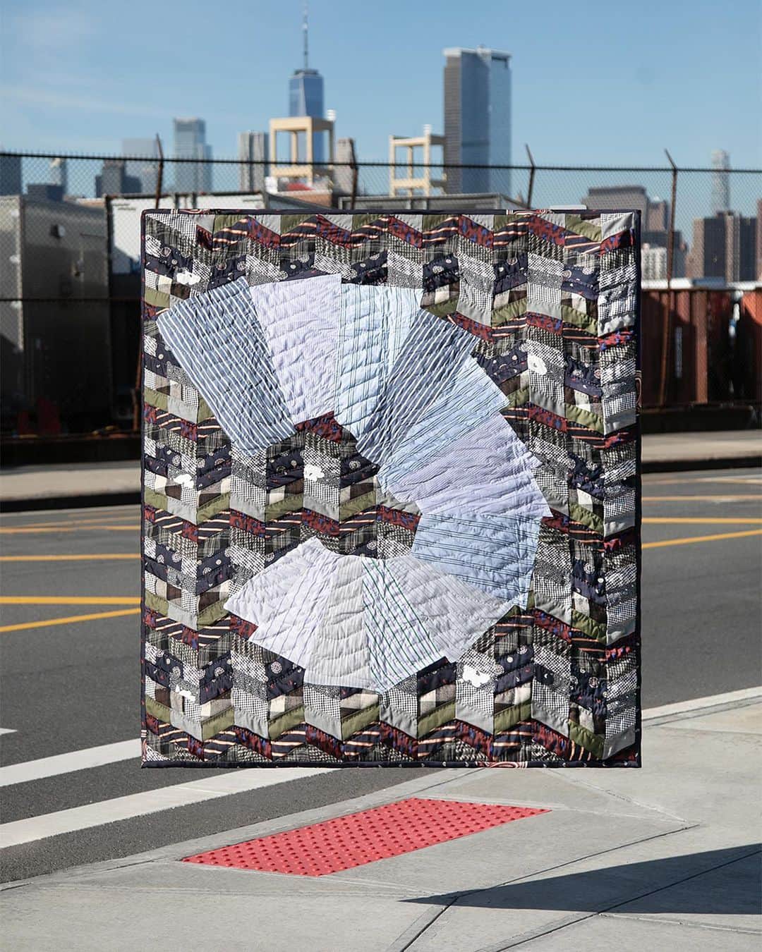 アーペーセーのインスタグラム：「A.P.C. / @sacaiofficial QUILTS ROUND 23   Our latest round of quilts and cushions made by Jessica Ogden @the_cats_whiskers draws inspiration from staircase architecture mixed with traditional quilt patterns and borders.   “Once the concept of staircases for the round was proposed, Chitose immediately got it, the staircases being a metaphor to travel up. The beauty of these structures is both abstracted and at times very perceptible.” - Jessica Ogden   Made with leftover Sacai and A.P.C. fabrics puts the two brands in dialogue within one object; fabrics from many different years and collections blended in one quilt.  Available in stores and apc.fr  Photographed by @alfredo_piola in New York.   #APCParis #APCSacai #sacai」