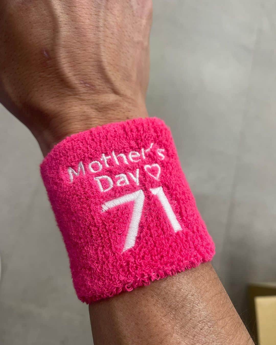 斉藤和巳さんのインスタグラム写真 - (斉藤和巳Instagram)「MOTHER'S  DAY❣️  「コーチでなかなかおらんぞ！」って言われたけど、adidasさんがわざわざ作って送ってくれたなら着る以外の選択肢はない❣️  #母の日#感謝#ありがとう#マザーズデイ#ピンク#adidas#母」5月14日 17時53分 - kazumi.66