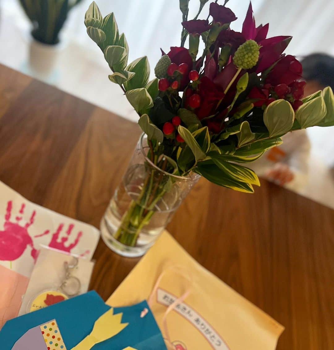 亀恭子のインスタグラム：「Happy mothersday♡  全てのお母さんたち。 いつもありがとう☺︎  今日は子供サービスdayに。 母さんからありがとう♡  #happymothersday #2023may14 #thankyou #☺︎」