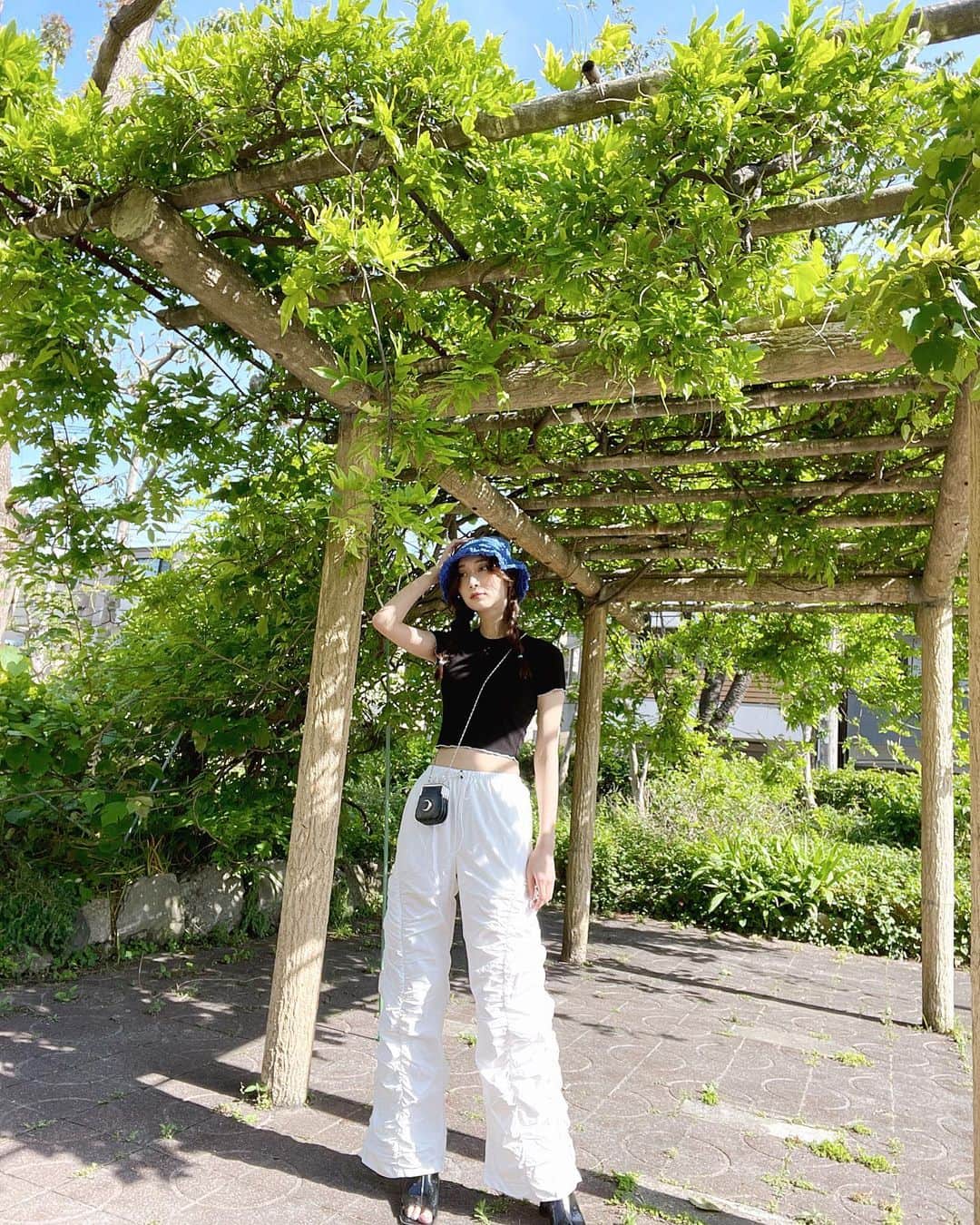 瀬名ひなののインスタグラム：「🌱🌞🌳🍃  休日なにして過ごしてる🦉? わたしはサウナでまったり🧖  この日のお散歩コーデは SHEIN🤍💙🤍🖤  "今年のフェスファッションはSHEINで決まり！ HOTで新しいフェススタイルを楽しもう" をスローガンに組まれたフェスコーデ🎶  Y2K スタイルから選んでみたよ🎧  特にこのシャカシャカ白パンツは本当におすすめ！ 履いてるの忘れるくらい軽いし、涼しいし、丈長めだから高身長さんでもくるぶしまである🥹♡  他にも青の帽子は夏っぽくて可愛いし、 月のロゴのバックは分けるところがたくさんあって嬉しい🫶  🔍  top 10271362 S pants 13893018 XS hat 13871972  bag 3154956  クーポンコード：JPSMF056 (期限 〜6/30) ¥1～5,999まで15%OFF ¥6,000以上は20%OFF  ((私には特に何も入らないので気軽に使ってね))  @sheinofficial @shein_japan #SHEINforAll #SHEINmusicfest #SHEINpartner #sheinコーデ #sheingals #ootd #shein購入品」