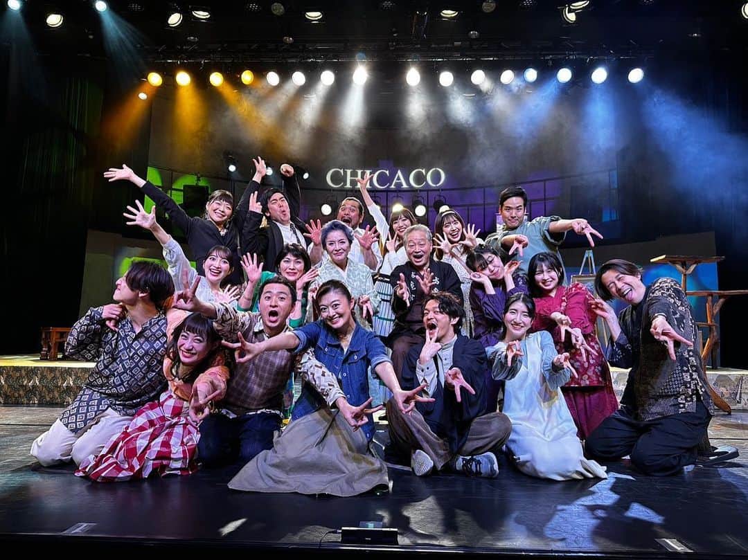 岡本安代のインスタグラム：「【舞台CHICACO大千穐楽、無事終了！】  本日、舞台CHICACO大千穐楽が無事に終了致しました。  観劇下さった皆様、応援下さった皆様、そして、池上季実子さんを始め、キャストの皆様、スタッフの皆様を始めお世話になった全ての皆様、心から感謝申し上げます。  言い尽くせぬ想いが溢れておりますが、それはまた改めて。  取り急ぎお礼まで。 ありがとうございました！  #走り続ける岡本家  #岡本安代 #5の子育てママウンサー  #目指せ女優への道  #CHICACO #円城寺華子」