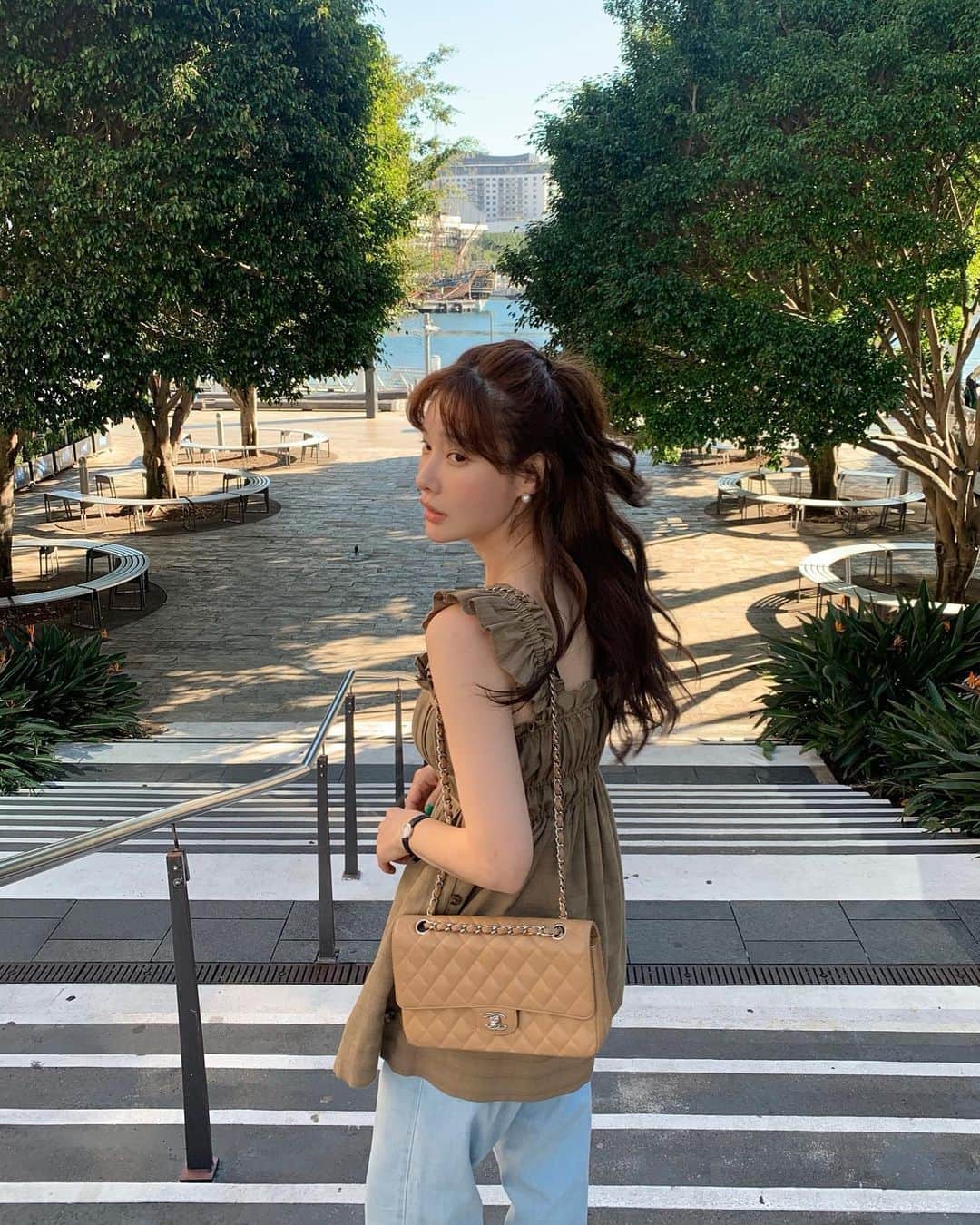 nanaのインスタグラム：「프롬바이파리👌🏼 카키색엔 연청바지 매치했어용 화이트 반바지느 린넨팬츠와도 너무 찰떡일꼬 같아요😃 차차 다양하게 코디 하도록  할께횻」