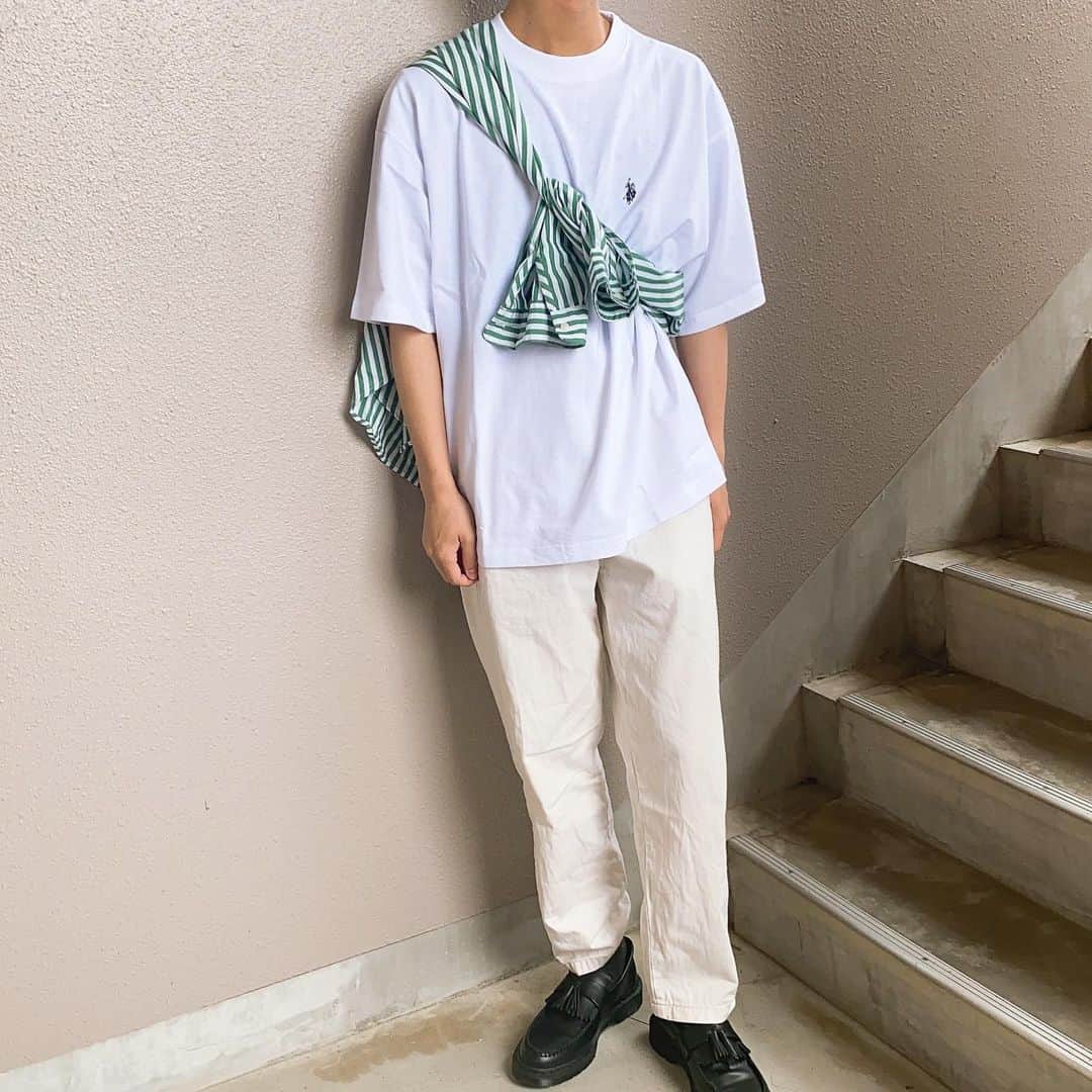 aitama_pfのインスタグラム：「ᙏ̤̫ ❤︎  🅒🅞🅞🅡🅓🅘🅝🅐🅣🅔 #pr #別注uspolo #ヘビーウェイトbigtシャツ   ワンポイントがおしゃれ シャツ着ない息子だけど、たすきがけするのはいいらしい😂  #wego_ootd#wego_tee   通学用のドクターマーチンのローファー、 気に入って普段も履いてくれてるの嬉しい😆  #高校生男子コーデ#wegoしか勝たん  #uspoloassn #きれいめメンズコーデ  #たすき掛けコーデ」