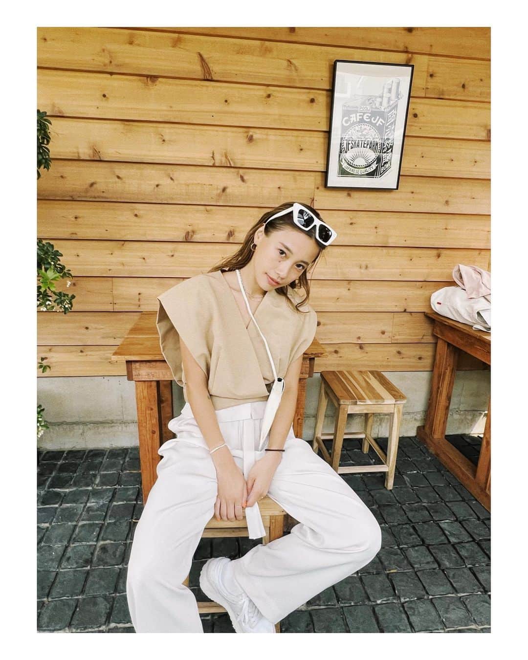 馬詰まほのインスタグラム：「母の日ですね、 いつまで経ってもオカンは偉大です。 生んでくれて、育ててくれて、本当にありがとう。 今日初めて娘からママいつもありがとうって 言われました。泣いちゃう👶🏼🤧🩷 #mothersday   先日のご近所カフェのときの♡ めちゃくちゃコーデきかれたので載せとこう。 この日は全身 @null._official_ でした🍒🤎  トップスの丈感も最高で シックにもカジュアルにもいけちゃう♡ パンツはゆったりとしてて履き心地良きすぎなの。 もうあったかくなってきたし 汚れるのを気にせずホワイト履いちゃう！ ウエストのデザイン可愛いよねぇお気に入り👌🏽  #null. #ヌル #ad #coffeevibes」