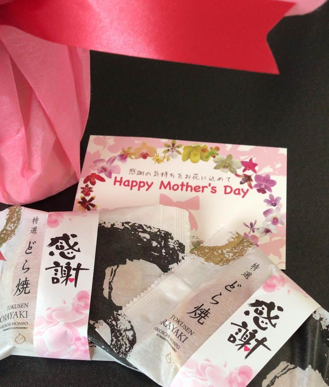 小川知子さんのインスタグラム写真 - (小川知子Instagram)「母の日 主人からお花のプレゼント💐  イベントは必ずやる我が家。  全国のお母さん いつもおつかれ様です！  良い一日をお過ごし下さいね。  #母の日 #母の日プレゼント #小川知子」5月14日 18時02分 - tomoko_ogawa_
