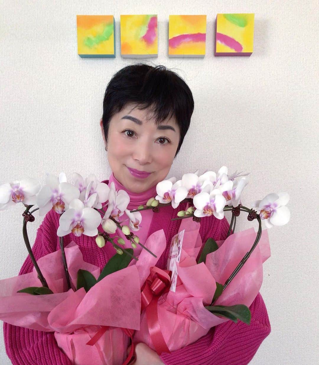 小川知子さんのインスタグラム写真 - (小川知子Instagram)「母の日 主人からお花のプレゼント💐  イベントは必ずやる我が家。  全国のお母さん いつもおつかれ様です！  良い一日をお過ごし下さいね。  #母の日 #母の日プレゼント #小川知子」5月14日 18時02分 - tomoko_ogawa_