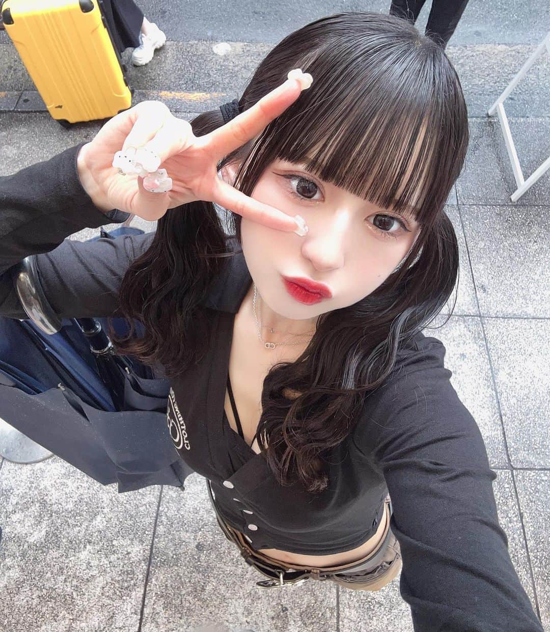 狐波ろんのインスタグラム：「雨しとしとだと気分下がるけど美味しいもの食べれたらプラマイプラくらいあるよねー許しだわദി ᷇ᵕ ᷆ )♡  #自撮り #自撮り界隈 #ツインテール」