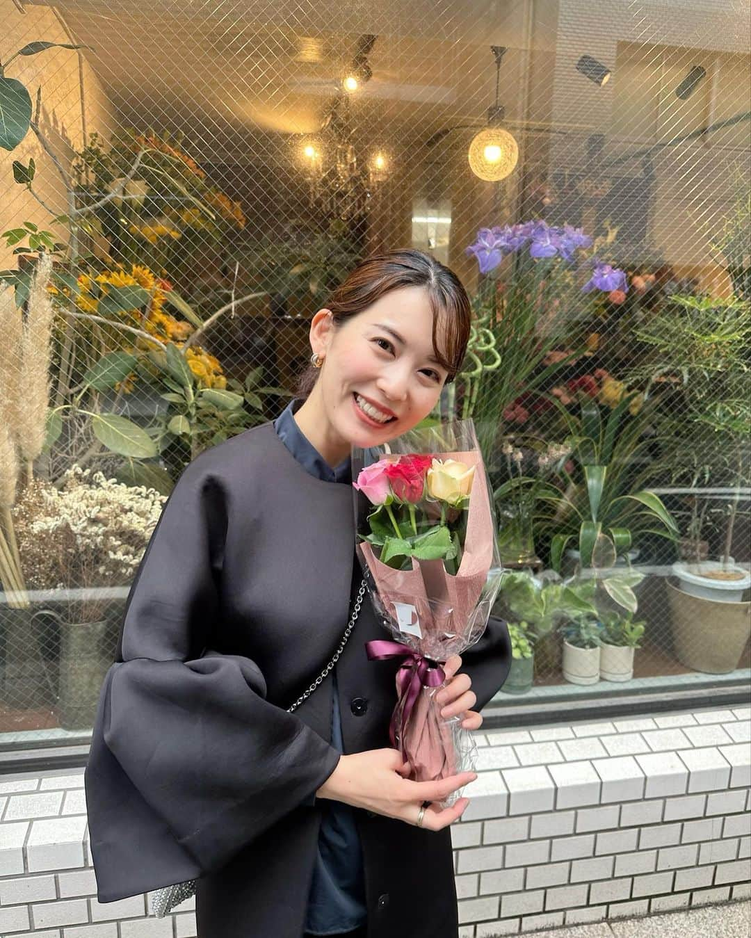 早川茉希のインスタグラム：「💐 全てのお母さんたち いつもお疲れ様です🍀  子育てに奮闘しながら 母の偉大さが身に染みる日々です✨  まだまだ学ぶことがあるなぁと 気付かせてくれる 愛おしい息子にも感謝の日👦🏻  #ママにしてくれてありがとう  #母の日 #お花は結婚記念日のものだけど #母の日も兼ねて  #いつもありがとう #mothersday #anniversary」