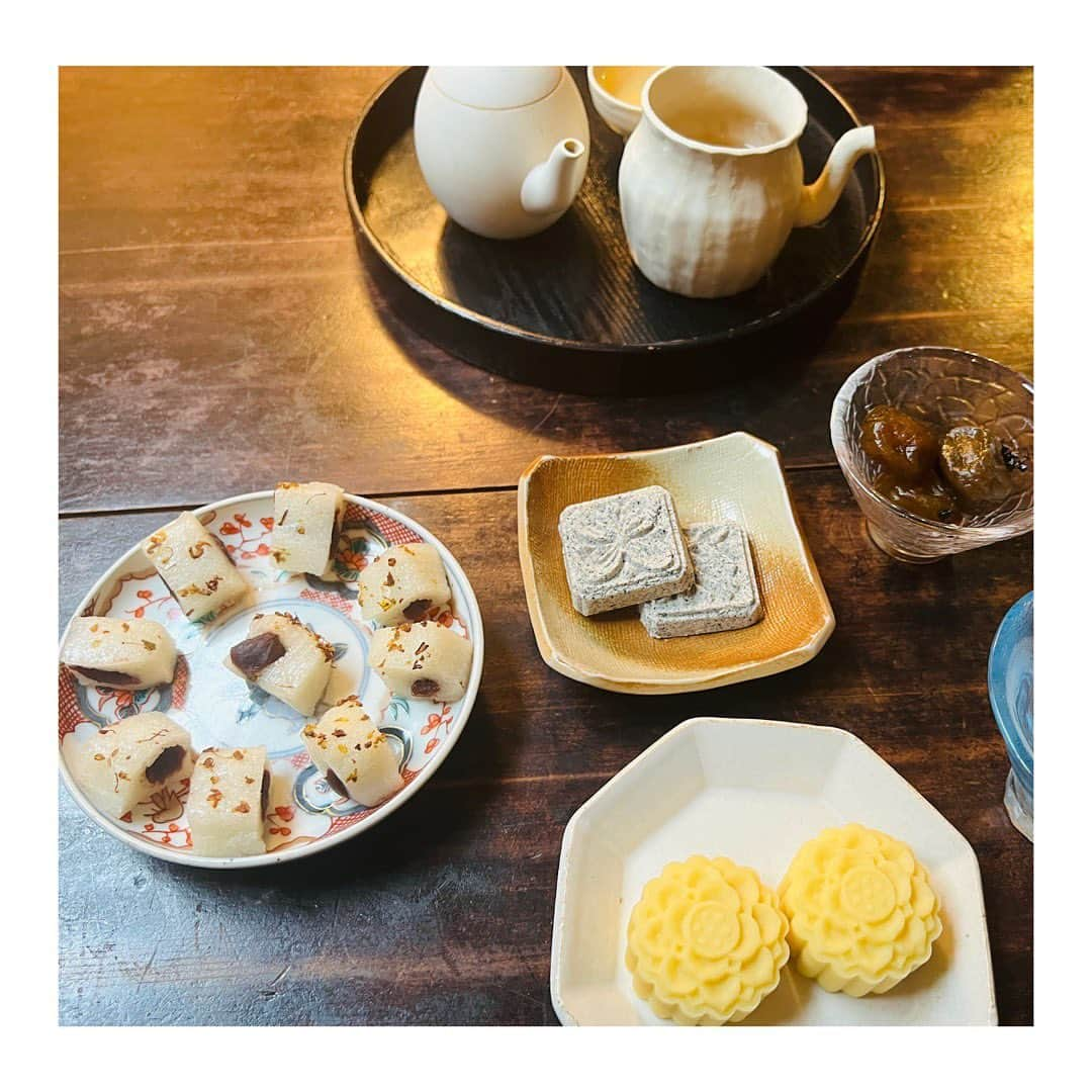 田中美晴さんのインスタグラム写真 - (田中美晴Instagram)「小隱茶庵  台湾茶が美味しいところ発見👀 茶器もお茶菓子も可愛いし お店自体も落ち着く空間で 心地よくてつい長居してしまいました。  自分のお気に入りのお茶・茶器を見つけて家で飲むのも台湾生活でやりたいことの1つ🍵  這家茶庵不僅台灣茶具和茶點都可愛，而且店內氣氛很寧靜，讓人放鬆的空間。 很好喝、很好吃🍵  我越來越喜歡台灣茶。 我想找到自己最喜歡的台灣茶和台灣茶具。  如果你有推薦的茶店請告訴我😌✨  #小隱茶庵 #台灣茶 #台灣茶點 #台灣生活 #台北生活 #美晴天天  #taiwantea #taiwan」5月14日 18時07分 - tnk_miharu