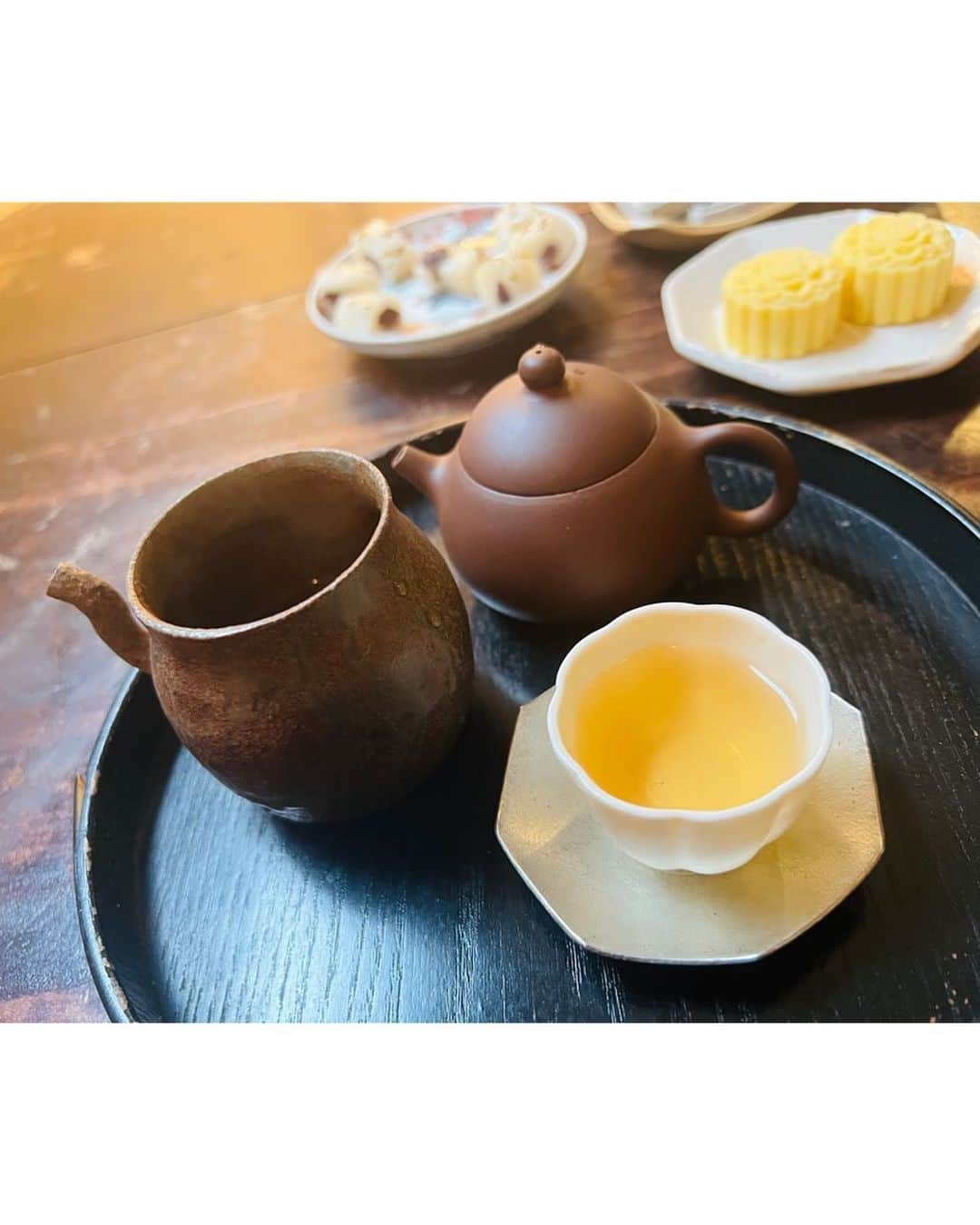 田中美晴さんのインスタグラム写真 - (田中美晴Instagram)「小隱茶庵  台湾茶が美味しいところ発見👀 茶器もお茶菓子も可愛いし お店自体も落ち着く空間で 心地よくてつい長居してしまいました。  自分のお気に入りのお茶・茶器を見つけて家で飲むのも台湾生活でやりたいことの1つ🍵  這家茶庵不僅台灣茶具和茶點都可愛，而且店內氣氛很寧靜，讓人放鬆的空間。 很好喝、很好吃🍵  我越來越喜歡台灣茶。 我想找到自己最喜歡的台灣茶和台灣茶具。  如果你有推薦的茶店請告訴我😌✨  #小隱茶庵 #台灣茶 #台灣茶點 #台灣生活 #台北生活 #美晴天天  #taiwantea #taiwan」5月14日 18時07分 - tnk_miharu