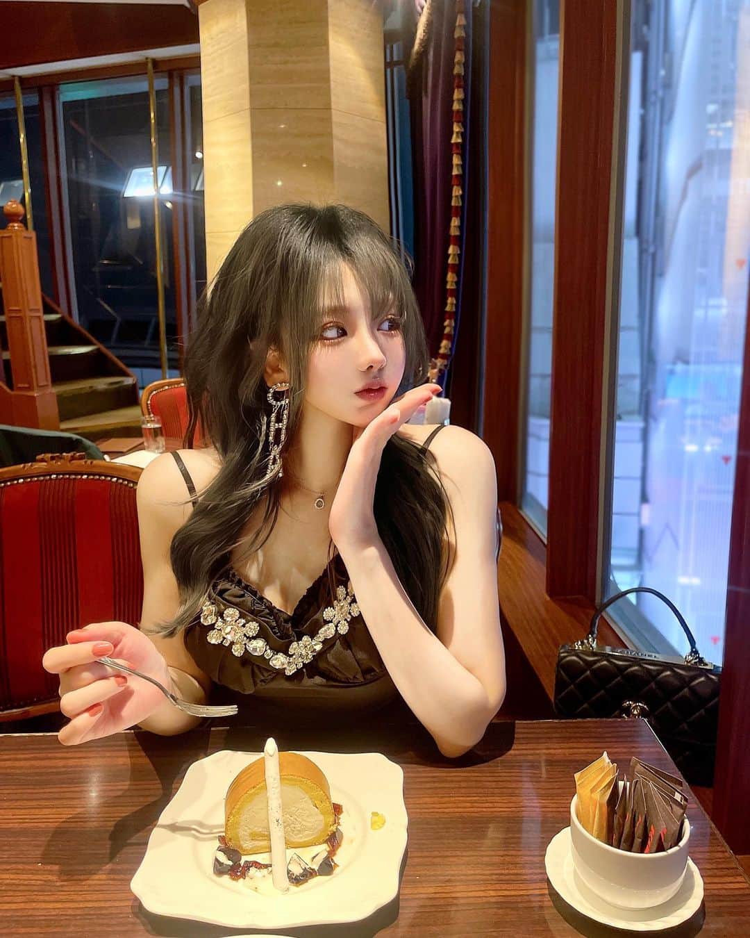 くまくまくまのインスタグラム：「・ ジメジメしてくるとあんまり食欲出ないけど、  デザートに限って、いくら食べても、まだ足りないのって病気？w🥹🍰  #六本木カフェ#六本木#カフェ巡り#カフェ活#カフェタイム #喫茶店#喫茶#大人コーデ#大人かわいいコーデ#大人かわいい #ブラックコーデ#中国ファッション#韓国ファッション #六本木デート#モノトーンコーデ#roppongi#雰囲気推してください#雰囲気女子#韓国ファッション#韓国っぽ」