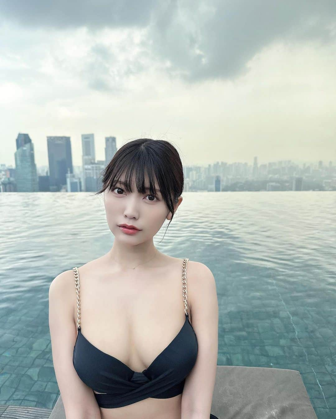 松下玲緒菜さんのインスタグラム写真 - (松下玲緒菜Instagram)「プール🫧 . . . #シンガポール #singapore #海外旅行 #インフィニティプール #マリーナベイサンズ」5月14日 18時18分 - matsushita_reona