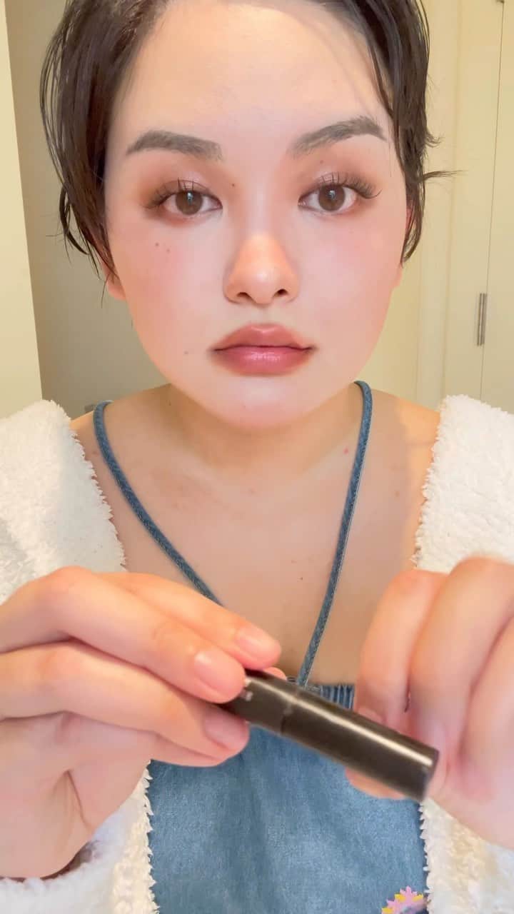 みたらし加奈のインスタグラム：「撮影の日の1分メイク💄 ハワイで購入した @fentybeauty をメインで使用しています。  使用したものはこちら🫶 下地: @cledepeaubeaute #cledepeaubeaute  ファンデーション: @suqqu_official #suqqu  コンシーラー: @fentybeauty #fentybeauty  シェーディング: @fentybeauty  アイシャドウ: @fentybeauty  アイライナー（ペンシル）: @diorbeauty #diormakeup  アイライナー（筆）: @maccosmeticsjapan #maccosmetics  チーク: @fentybeauty  リップ: @fentybeauty」