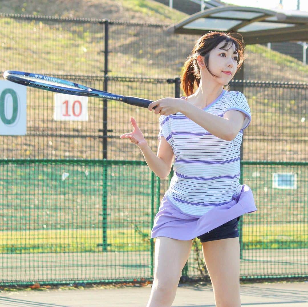 川又智菜美のインスタグラム：「週末エンジョイしてますか？😍 ⁡ 今回はテニス中でも口を閉じている写真が 見つかったのでアップしました！！笑 （ぜひ前回投稿参照で…🤣） ⁡ 今日は母の日なのでお祝いをしたり プレゼントを贈られた方も多いのではないでしょうか？💐 私も日頃の感謝をこめてお花とスイーツをプレゼント🎁 ⁡ 母も私もテニスが大好きなんです🎾 今までもずっと仲良かったですが テニスでさらに話す時間も行動する時間も 増えた感じがします😂 これからも2人で仲良くテニスしていられますように💕 ⁡ #テニス #テニス女子 #tennis」