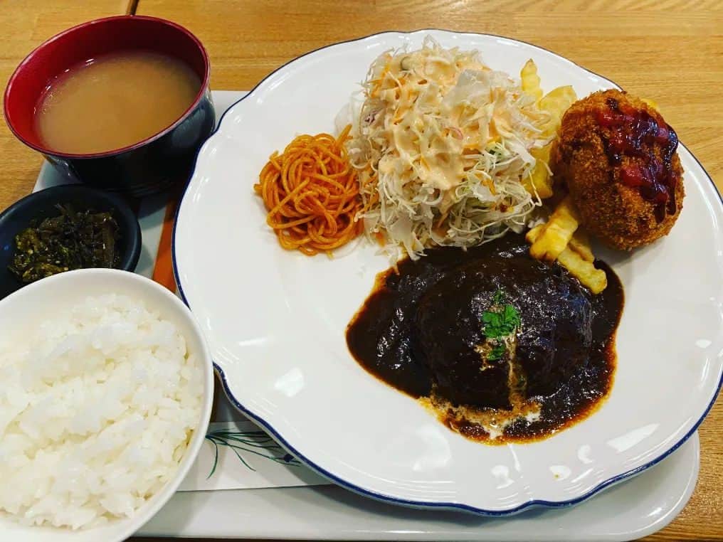 前原誠司さんのインスタグラム写真 - (前原誠司Instagram)「今日のお昼は、京都市左京区銀閣寺道の「BEAR」さんで「ハンバーグとコロッケの定食（ご飯少なめ）」をいただきました。「BEAR」さんのハンバーグは、自家製でとても美味しいです。園さん、ご馳走様でした！（誠）#まえはランチ」5月14日 18時12分 - seiji_maehara.official