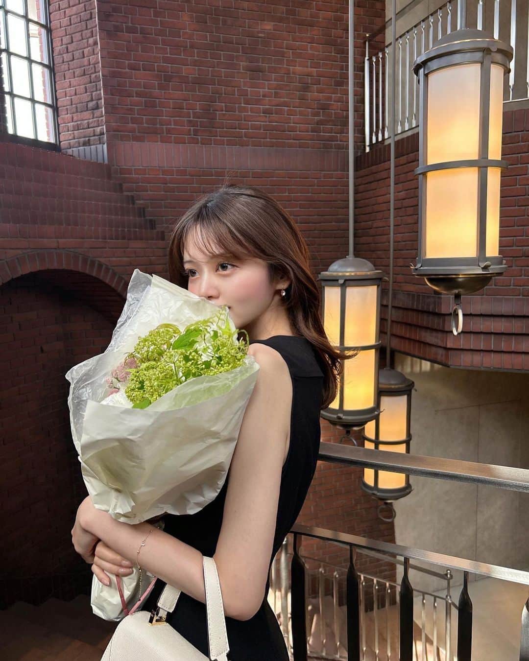 chiharuのインスタグラム：「先日のランチ。私好みの素敵な花束🌿🤍✨  黒のワンピースに合うと確信していた新作ピアスを付けて、 ドレスアップして行きました♡ @anmutofficial.jp」
