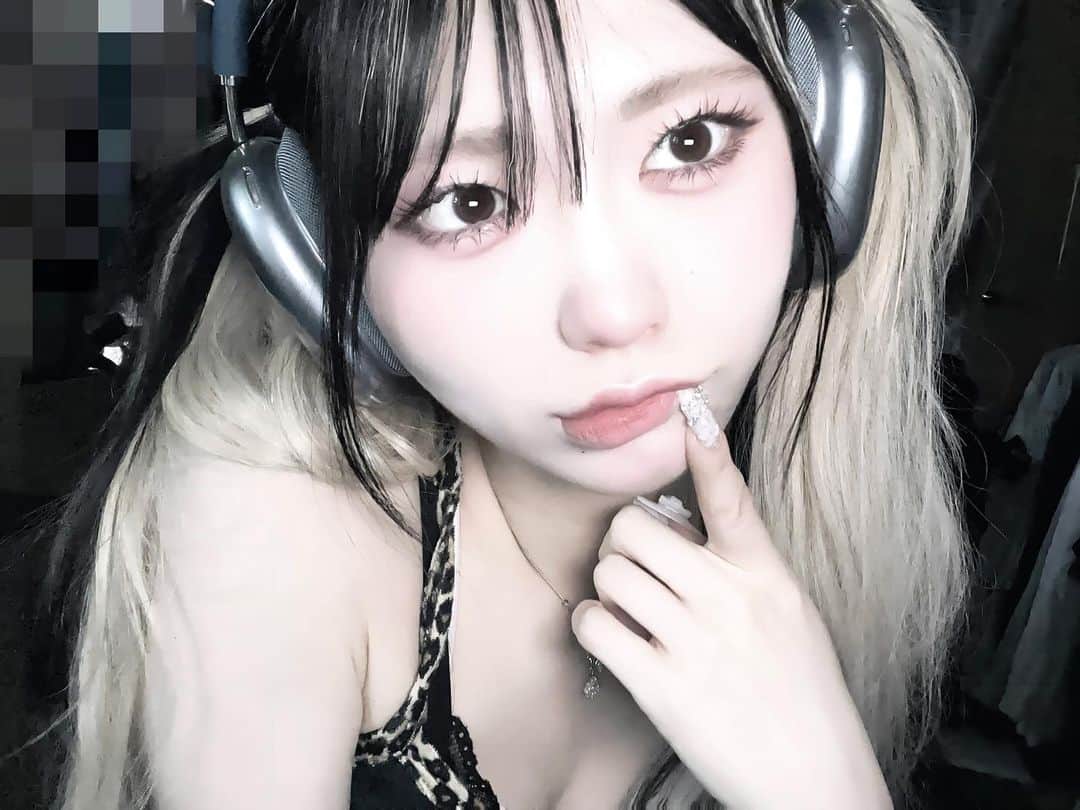 謝花南のインスタグラム：「😓🖤」