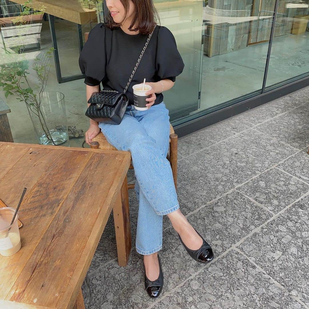 eri.khtnさんのインスタグラム写真 - (eri.khtnInstagram)「・ Le Sucre-Coeurさんへ🥯🍃  パンの種類が豊富でパン好きにはたまらない時間♡ 今回選んだパンどれも美味しかった☺︎  コーデはお気に入りのトップスにデニム。 最近ブラックにデニムの組み合わせばっかり😂  tops #unitedarrows shoes、bag #chanel  #instafashion#outfitoftheday#chanelbag#chanelshoes  #デニムコーディネート#大人コーデ#きれいめカジュアル #ユナイテッドアローズ#マトラッセバッグ#levis501 #ルシュクレクール#大阪パン屋」5月14日 9時18分 - eri.khtn