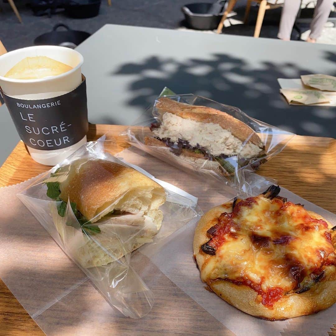 eri.khtnさんのインスタグラム写真 - (eri.khtnInstagram)「・ Le Sucre-Coeurさんへ🥯🍃  パンの種類が豊富でパン好きにはたまらない時間♡ 今回選んだパンどれも美味しかった☺︎  コーデはお気に入りのトップスにデニム。 最近ブラックにデニムの組み合わせばっかり😂  tops #unitedarrows shoes、bag #chanel  #instafashion#outfitoftheday#chanelbag#chanelshoes  #デニムコーディネート#大人コーデ#きれいめカジュアル #ユナイテッドアローズ#マトラッセバッグ#levis501 #ルシュクレクール#大阪パン屋」5月14日 9時18分 - eri.khtn