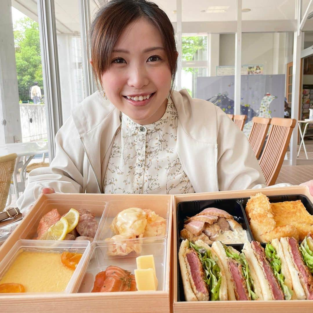 南條早紀のインスタグラム：「【ご褒美ランチと動物園🐻】  きょうは母の日ですね🌹 世のお母様方、いつもお疲れさまです✨ みなさんいかがお過ごしの予定でしょうか？☺️  さて、私はというと まだまだ贈る側の感覚が強い 母になって2度目の母の日ですが、 きのうはちょっと贅沢なランチをいただきました🤭 娘を出産した産院からの出産祝いランチです💓  せっかくなので富山市ファミリーパークに持って行って ピクニック気分で食べました❤️  出産、大変だったけどものすごくいい思い出だなぁ〜 美味しいなぁ〜 頑張ってよかったなぁ〜…と、 ファミパの自然を眺めながらしみじみと味わいました🌿笑  タイミング的にセルフ母の日を祝った気分です✌️笑笑  食事をしてから、動物園も満喫😍  せっかくなので動物との 思い出をピックアップ🌟笑  ▪️トラ🐅（pic5.6） 娘はトラを見て指をさしてニャニャン！と。違うけど、おー！だいたい合ってる！とびっくり😳笑 屋外展示場の横にほら穴（？）みたいなところがあって、そこから覗くとめっちゃくちゃ近くにトラを見られると知りドキドキ🫣✨ ずっと寝ていたけど、起きていると息づかいも感じられるらしい🥹 そして肉球かわいい🐾  ▪️ヤギ🐐（pic7） こども動物園のヤギ。 エサのにんじん（100円）を買ってあげられる！ 娘は近くで見られるのが嬉しかったのか、食べる様子が面白かったからなのかケラケラ声をあげて笑っておりました😂 1匹ボスみたいなヤギがいて、他のヤギに🥕あげようとすると、頭突きする姿が見られてヤギの社会も色々大変だ…と驚愕🫨 仲良く食べてね🥕  ▪️サル山🐒（pic8.動画） ぼ〜っと何時間でも眺めていられそうな小さな社会の縮図（大袈裟） 4月と5月に赤ちゃんサルが産まれたらしく、探してみたら発見！ 母猿にぴったりしがみついて可愛い…🥹 家族なのか仲睦まじい様子がかわいくて、撮影した動画です🙈❤️ 健やかに育ってね🐒  ▪️キリン🦒（pic9.10） これは半年前の写真！ 娘が生後7ヶ月の頃。 この頃はぽや〜っと動物を眺める感じで、あまり反応せず。 親子キリン🦒のお食事シーン🌿 この頃、娘は離乳食をほんっとに食べてくれなくて、大変だった時期😂キリンの親子の食事シーンをみて、 “キリンは離乳食なんてなくて、大人と同じもの食べられていいなぁ〜🥹”な〜んて目で見ていたのを思い出した🤣  …と、半年前と娘の反応も全然違って とても面白い動物園散策でした♪  あとファミパの園内は自然たっぷり🌿 新緑が気持ちよくて、散歩も心地よかったです☺️  実は年間パスポートを持っているので これからの季節たくさん行きたいな〜🎵  …と、長くなりましたが、皆様 素敵な母の日&日曜日をお過ごしください🌹  #母の日 #贅沢ランチ #ご褒美ランチ  #富山市ファミリーパーク #動物園 #富山旅行 #富山観光 #ファミパ #アナウンサー #フリーアナウンサー #南條早紀 #なんじょうのにちじょう」