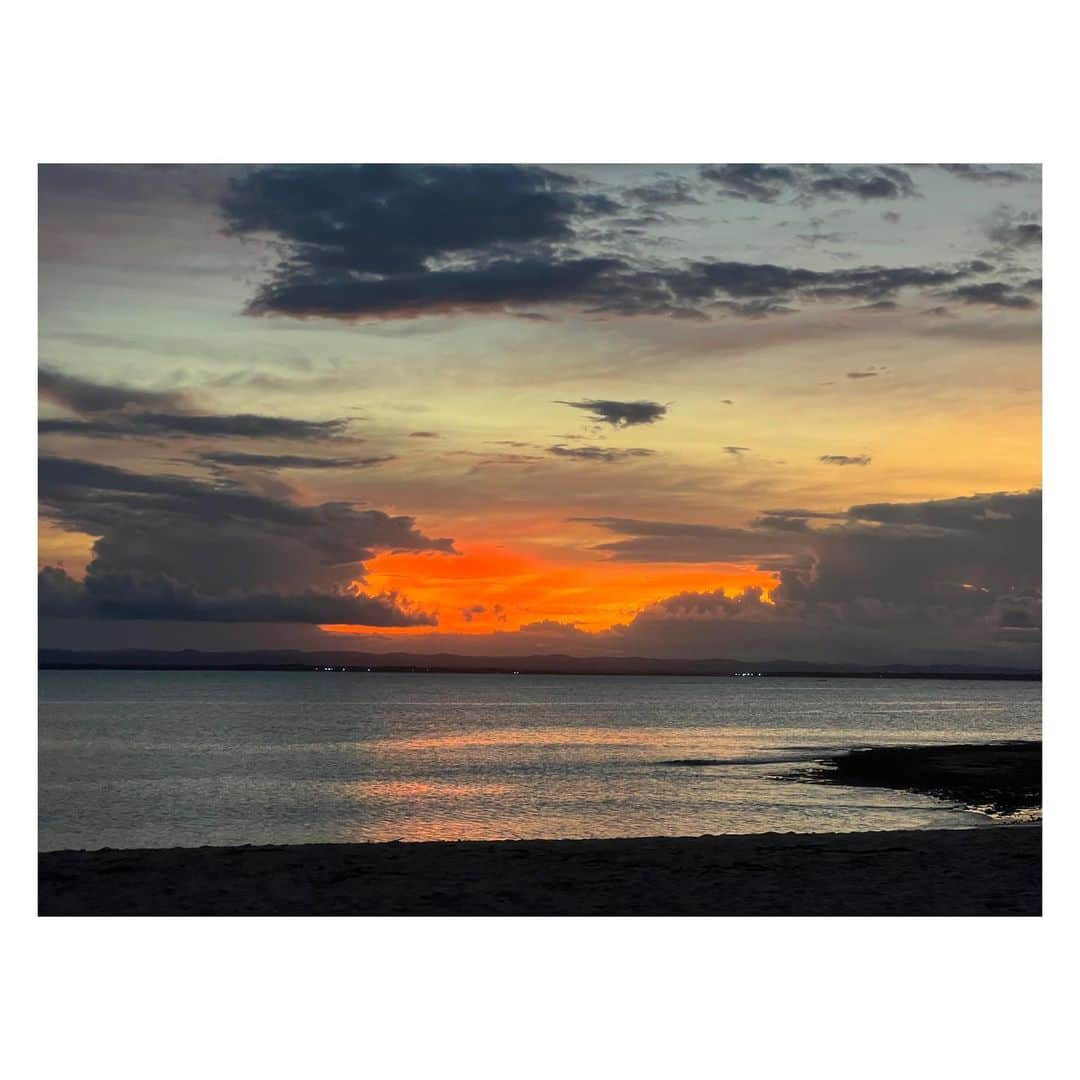 フェルナンダ・ロドリゲスのインスタグラム：「A magia do pôr do sol na ponta do Mutá 🙌🏾 Coração grato 🧡🙏🏾☀️ @marcio33」